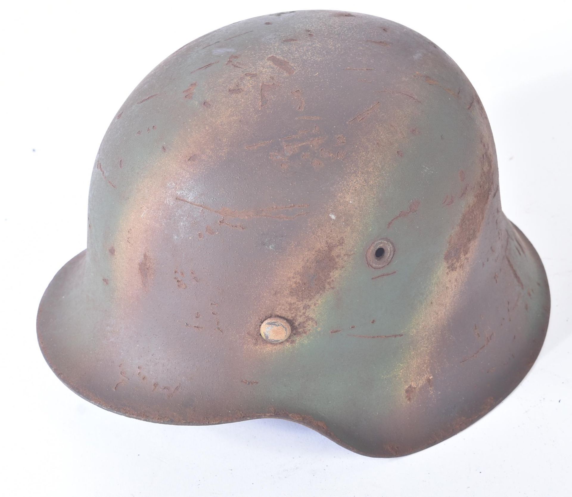 WWII SECOND WORLD WAR GERMAN M42 COMBAT HELMET - Image 2 of 5