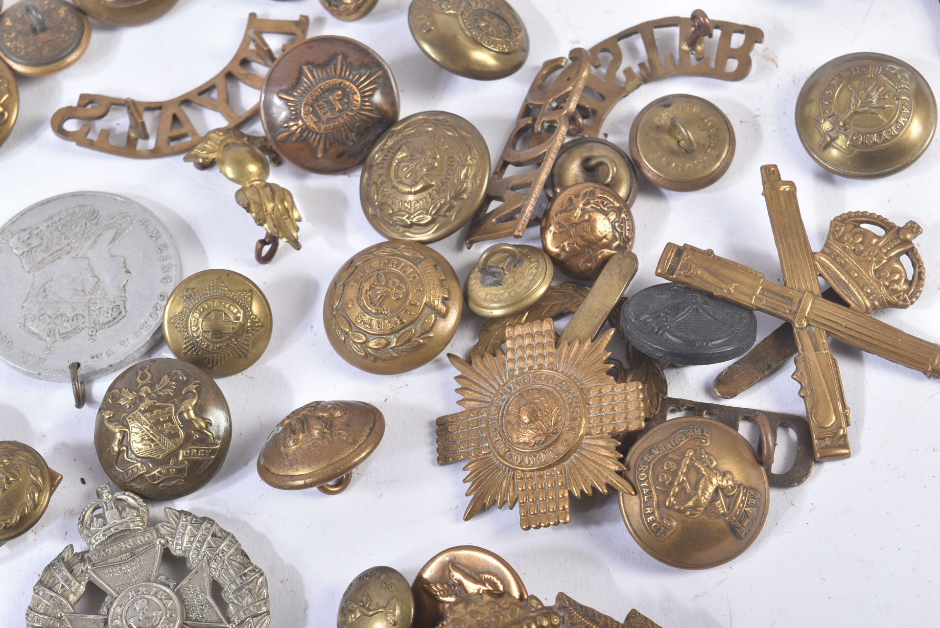 COLLECTION OF ASSORTED WWII CAP BADGES & UNIFORM BUTTONS - Image 6 of 7