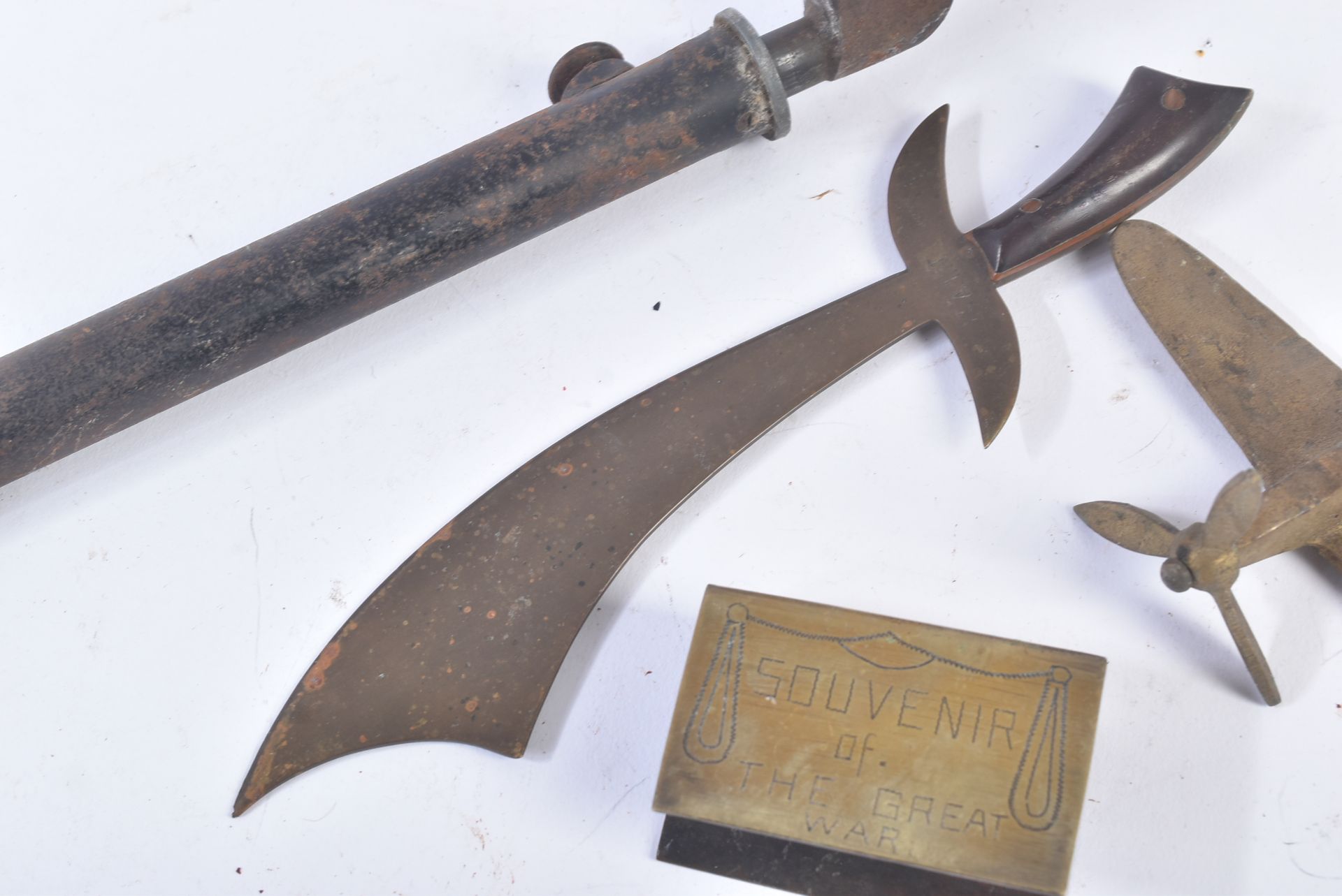 COLLECTION OF ASSORTED FIRST WORLD WAR MILITARIA - Image 8 of 10