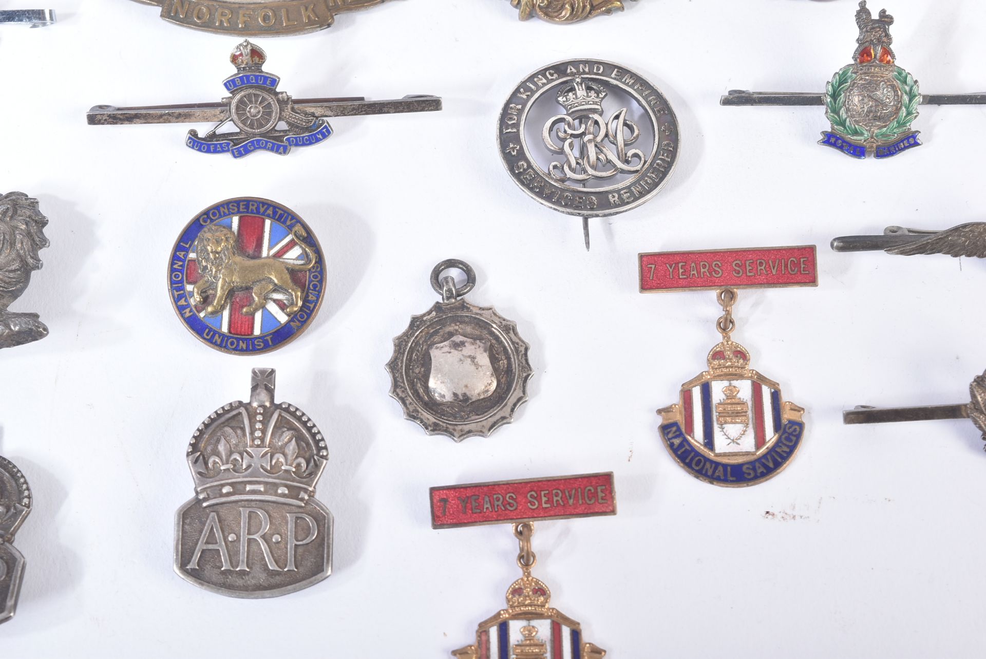 COLLECTION OF ASSORTED BRITISH MILITARY PIN BADGES - Bild 4 aus 8