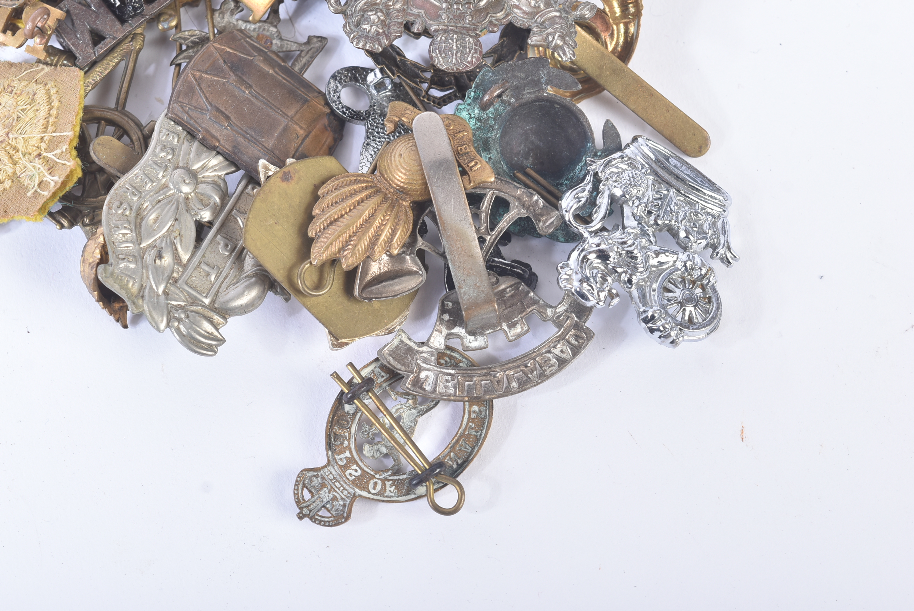 COLLECTION OF ASSORTED SECOND WORLD WAR MILITARY CAP BADGES - Image 4 of 9