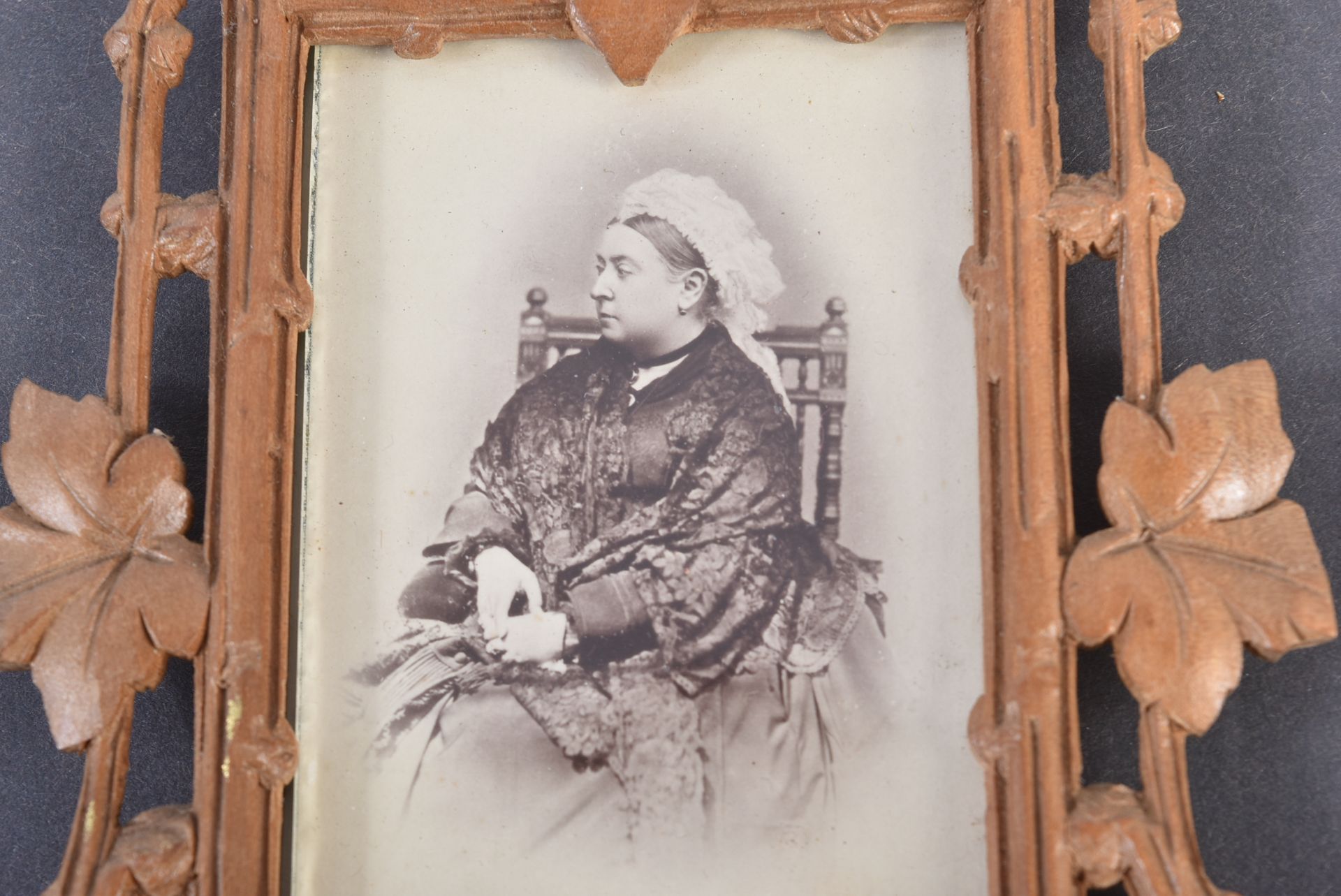 HM QUEEN VICTORIA (1819-1910 - SCARCE AUTOGRAPHED CABINET PHOTO - Bild 3 aus 5