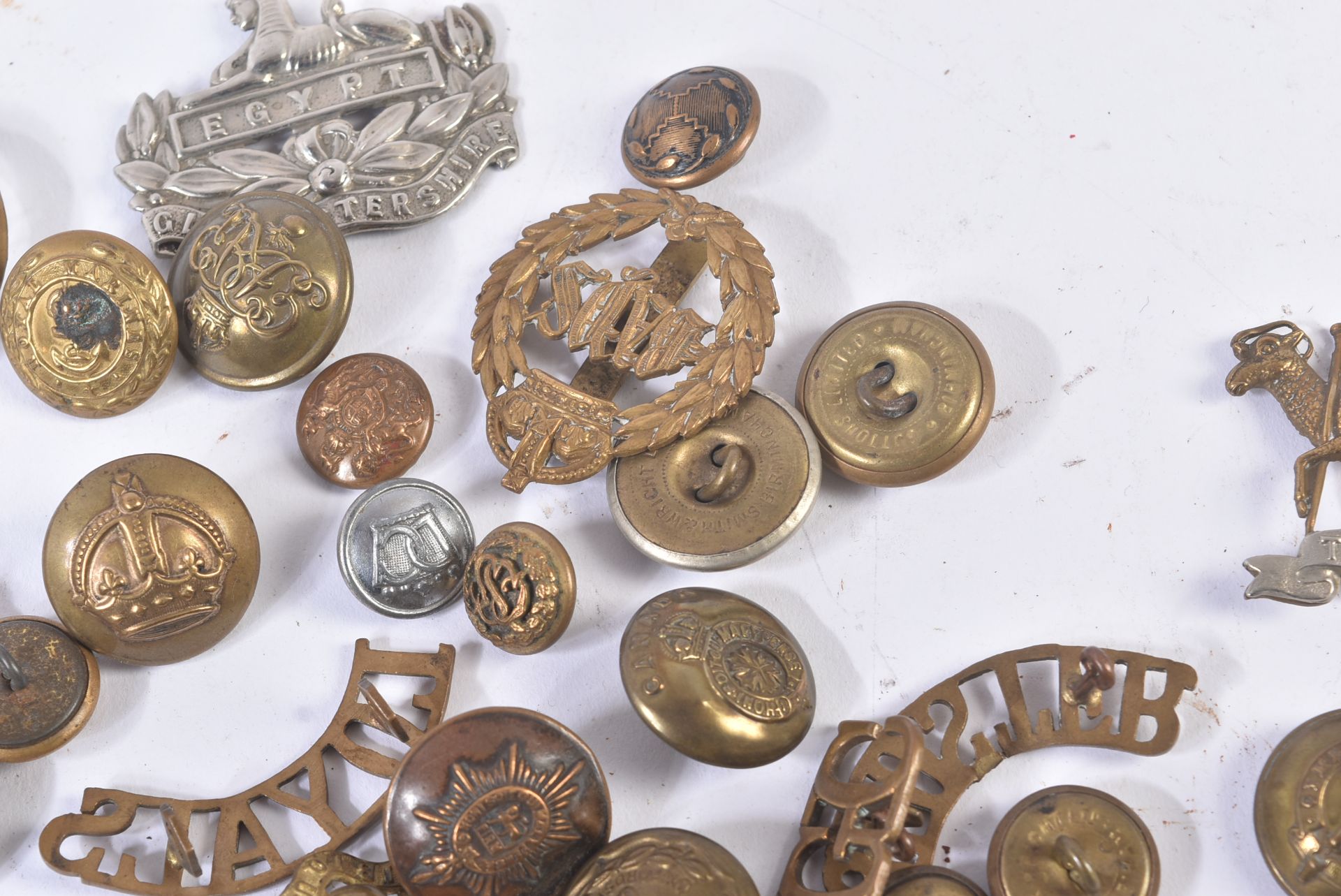 COLLECTION OF ASSORTED WWII CAP BADGES & UNIFORM BUTTONS - Image 5 of 7