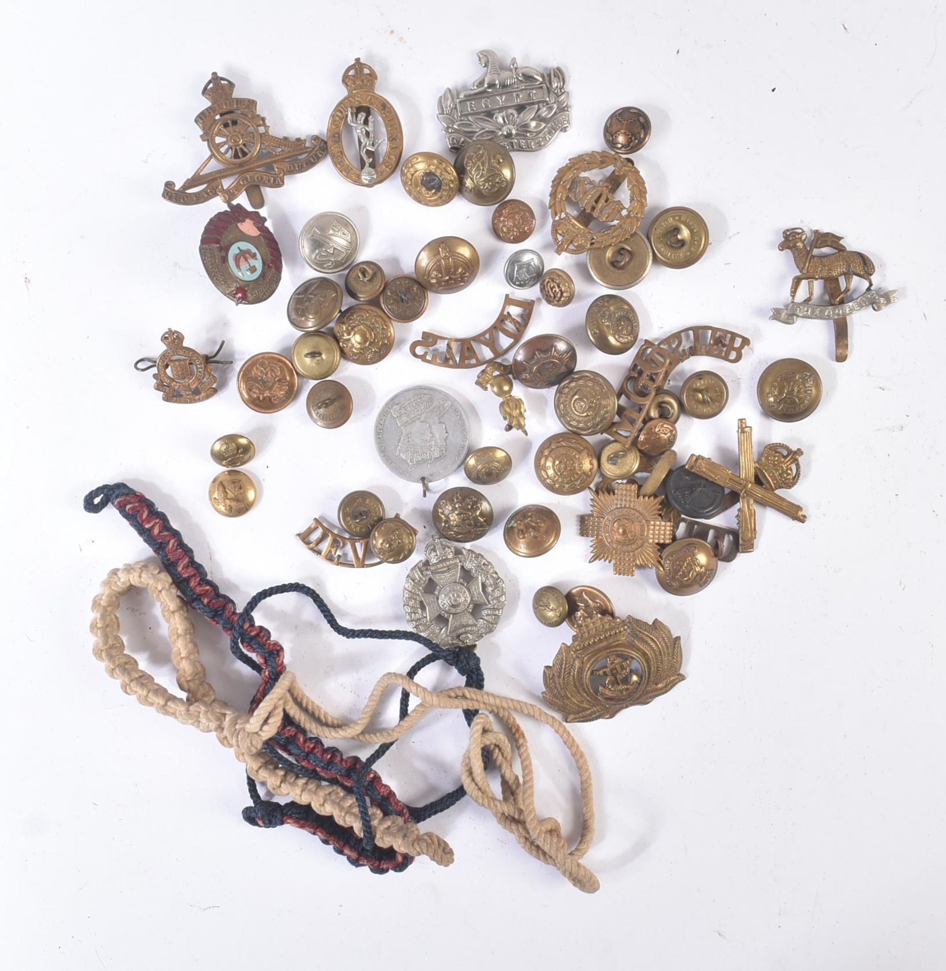 COLLECTION OF ASSORTED WWII CAP BADGES & UNIFORM BUTTONS