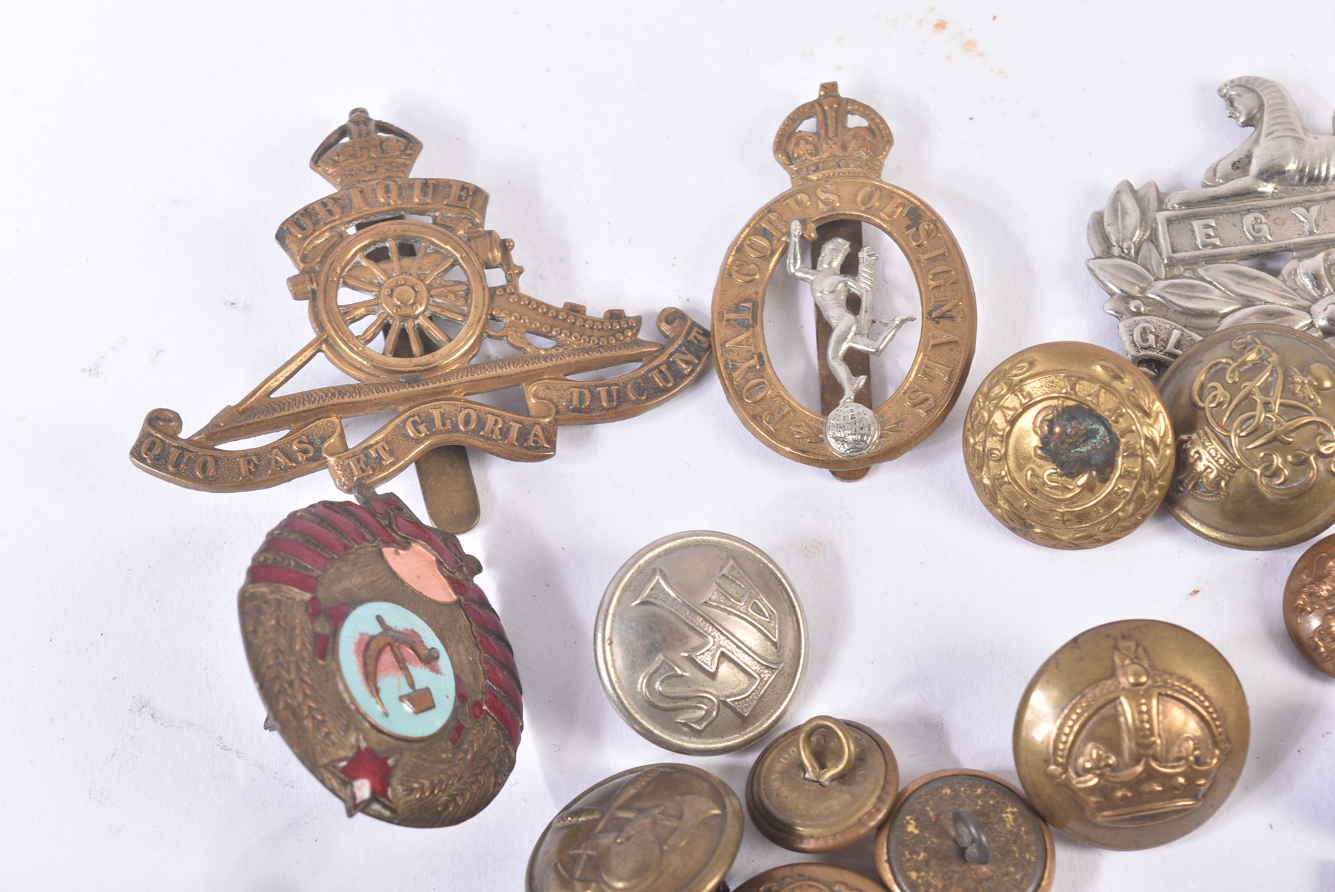 COLLECTION OF ASSORTED WWII CAP BADGES & UNIFORM BUTTONS - Image 4 of 7