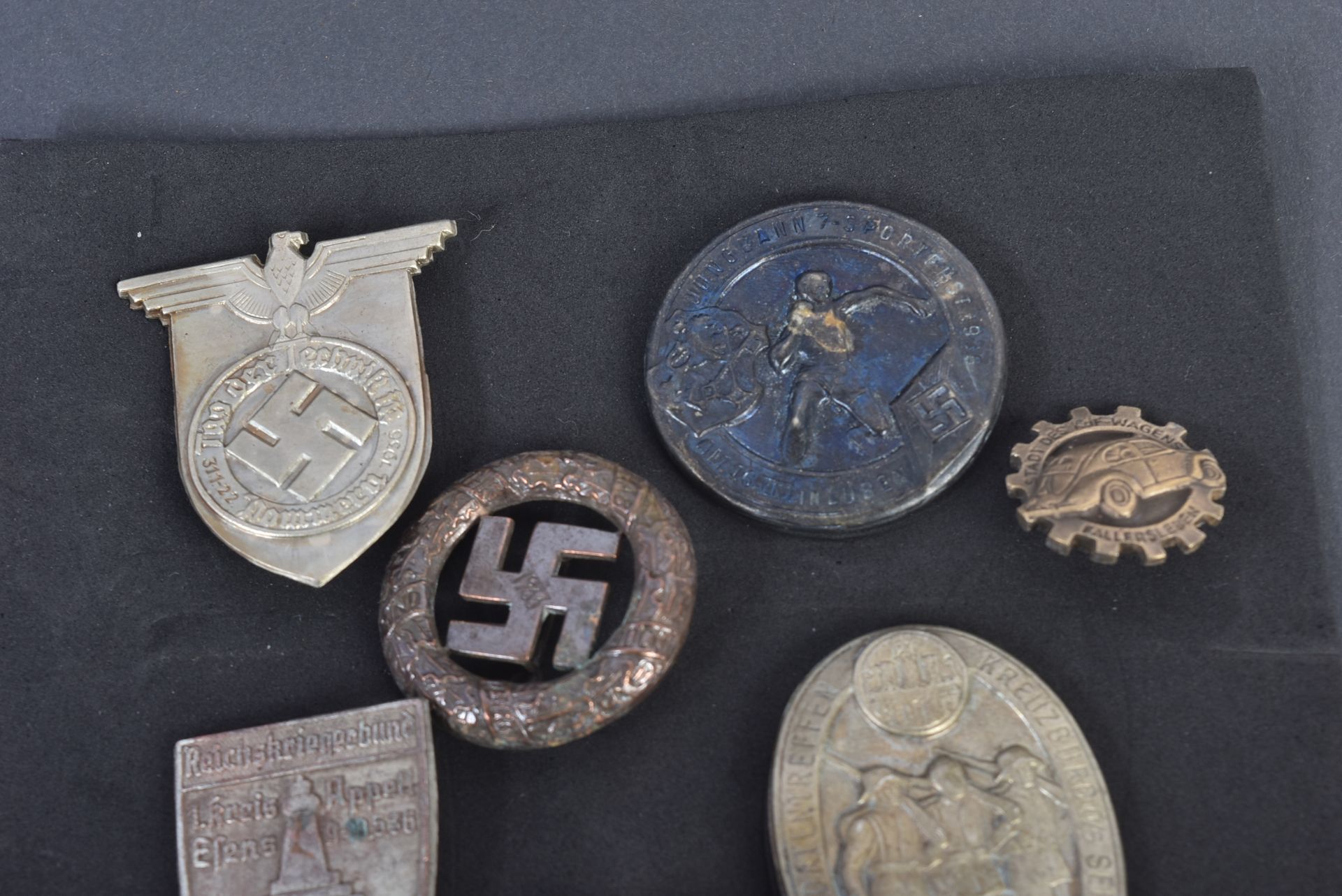 COLLECTION OF ASSORTED SECOND WORLD WAR GERMAN BADGES - Bild 6 aus 6