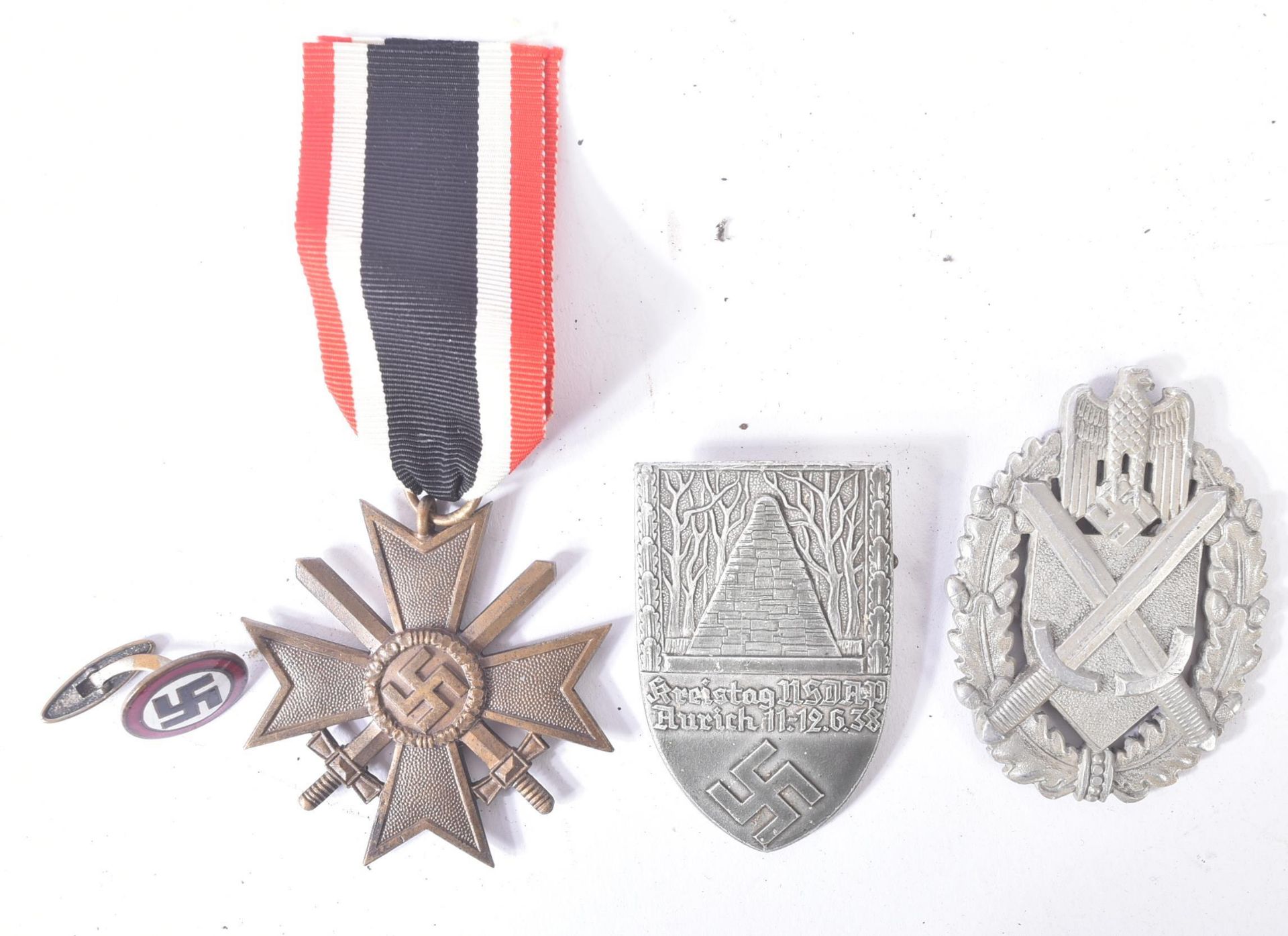 COLLECTION OF ASSORTED SECOND WORLD WAR GERMAN BADGES