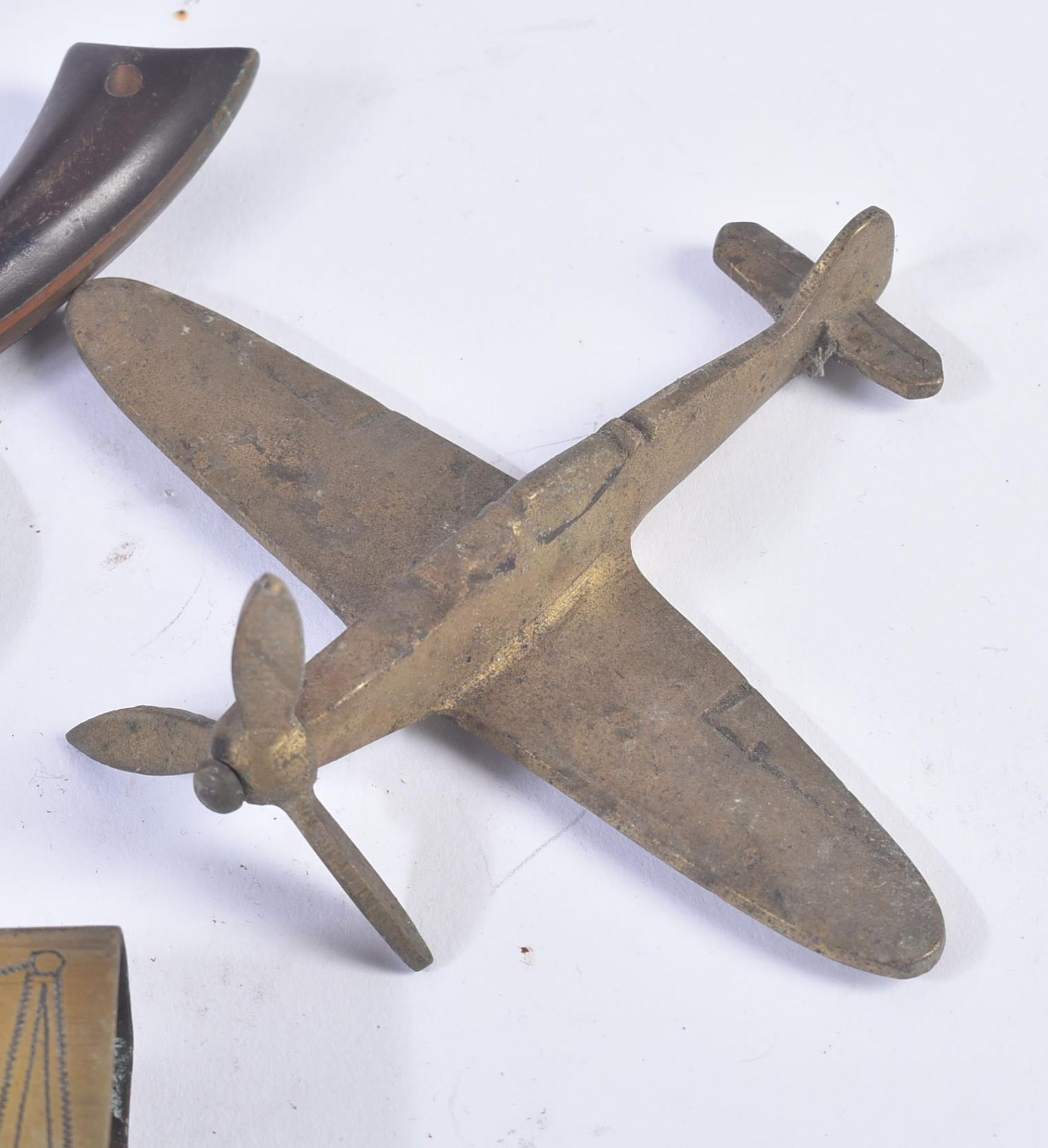 COLLECTION OF ASSORTED FIRST WORLD WAR MILITARIA - Image 5 of 10