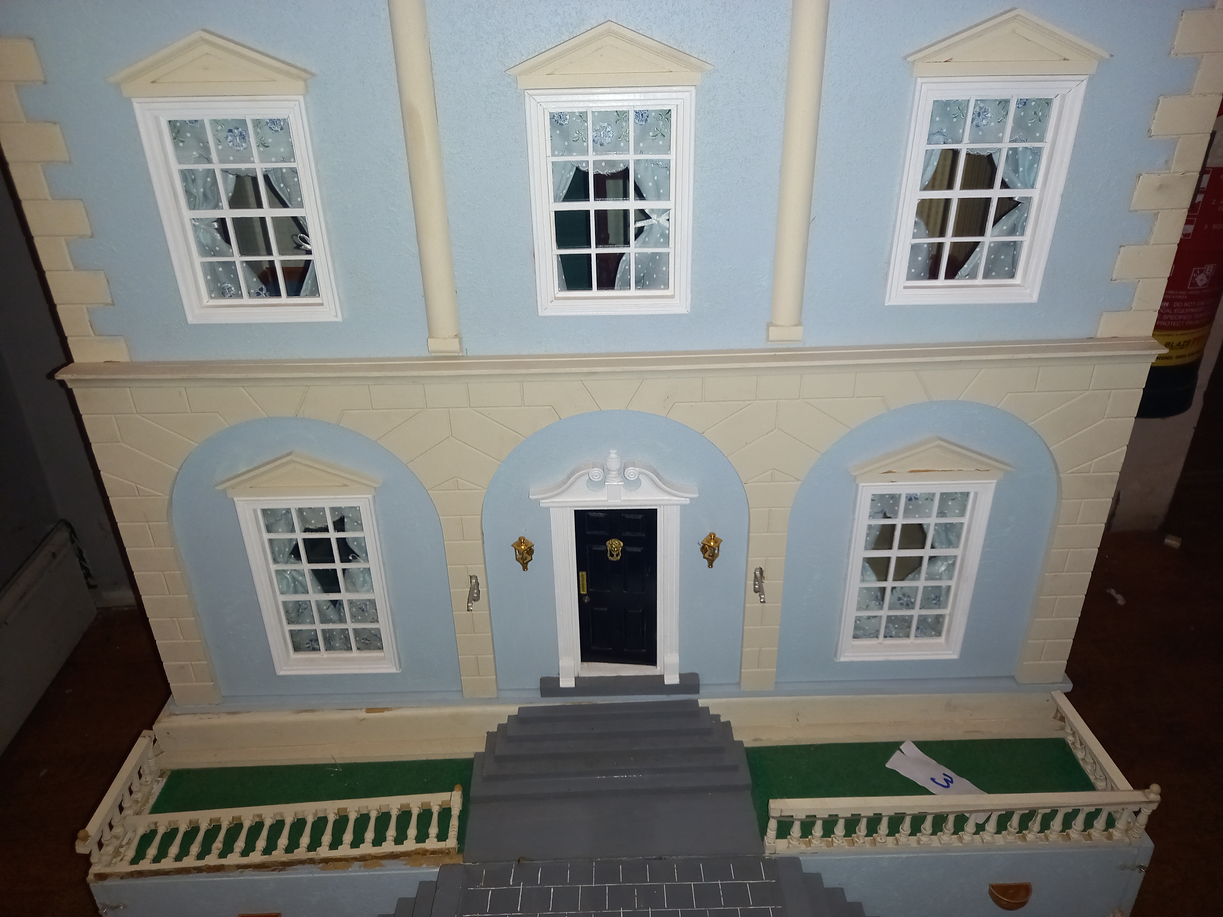 DOLL'S HOUSE - BLUE GEORGIAN MANOR - FULLY FURNISHED - Image 3 of 14