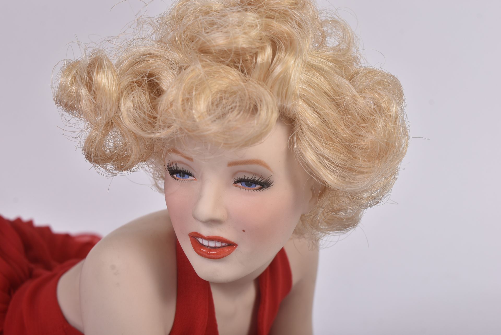 FRANKLIN MINT MARILYN MONROE PORCELAIN DOLL - Image 2 of 5