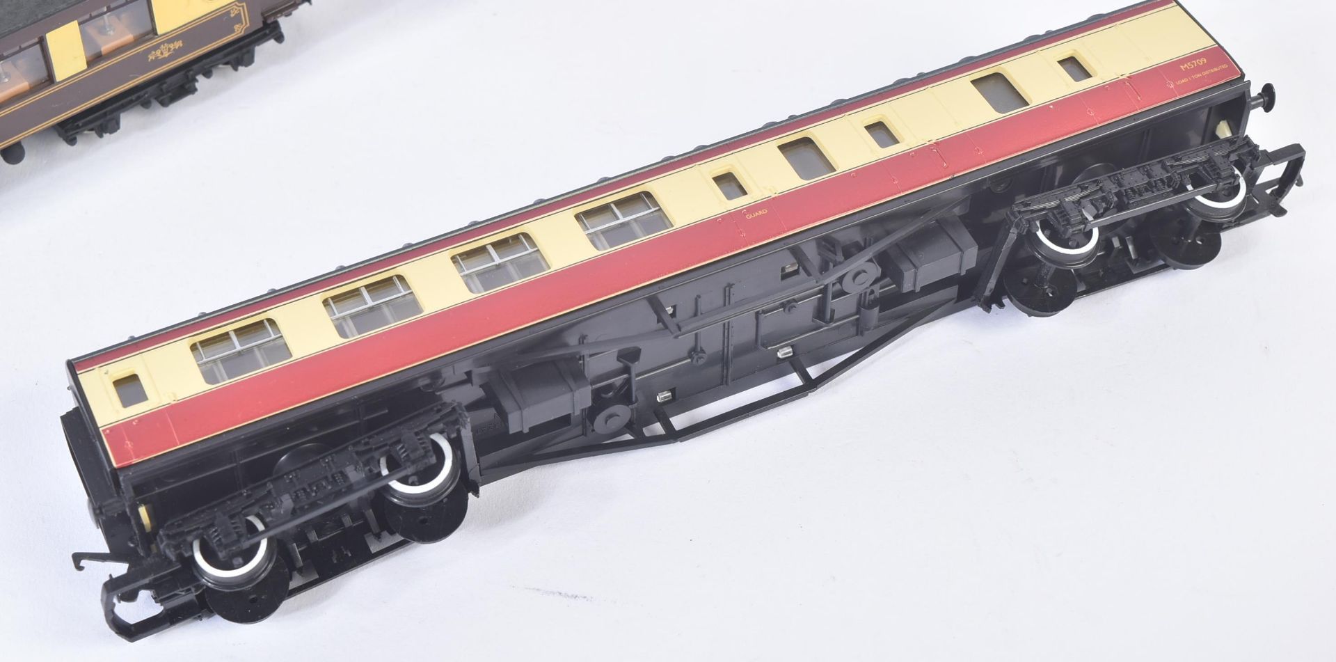 COLLECTION OF ASSORTED OO GAUGE MODEL RAILWAY CARRIAGES - Image 5 of 6