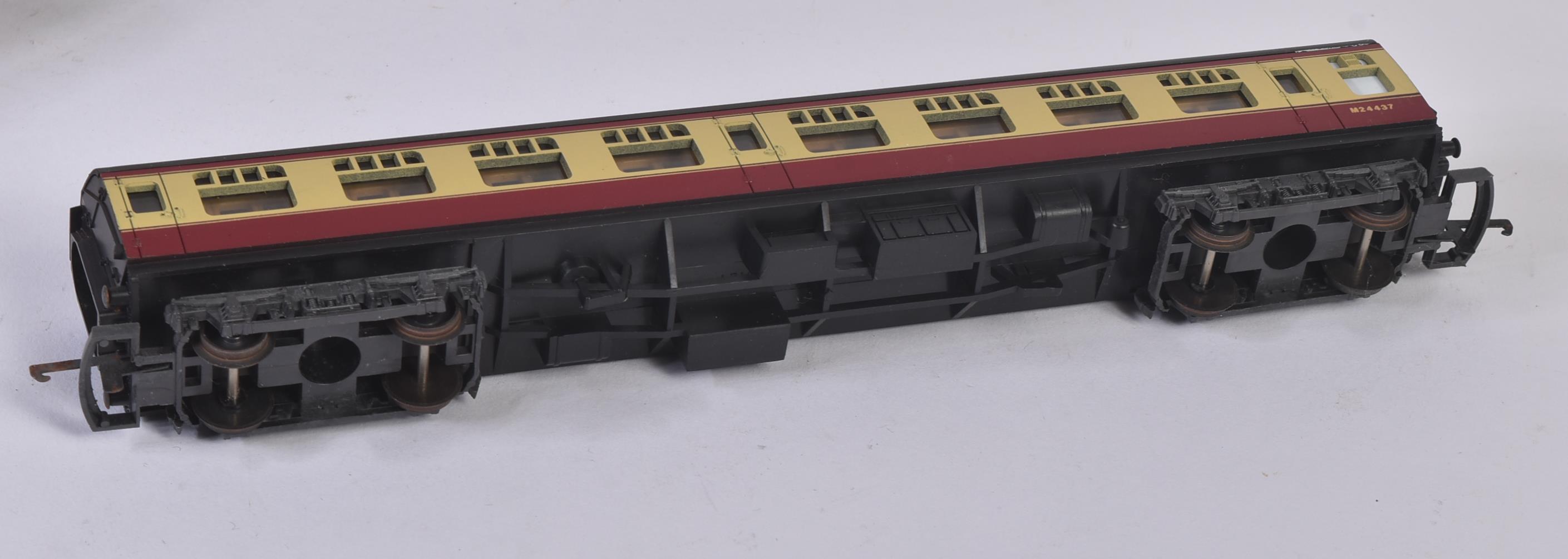 COLLECTION OF ASSORTED OO GAUGE MODEL RAILWAY ROLLING STOCK - Image 7 of 8