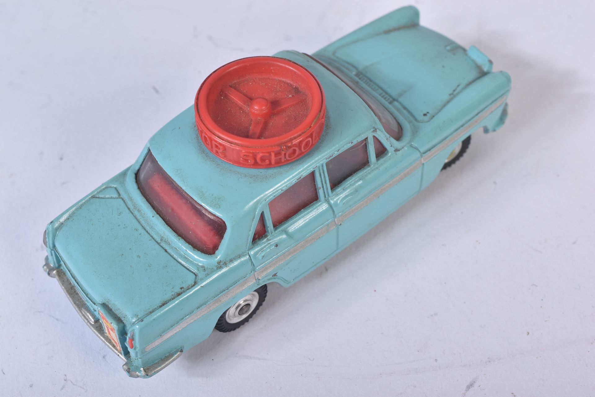 VINTAGE CORGI TOYS DIECAST MODEL 236 AUSTIN A60 DE LUXE SALOON - Image 3 of 4