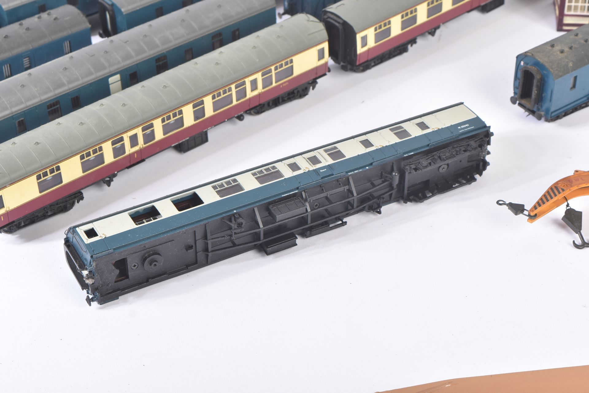 COLLECTION OF ASSORTED OO GAUGE MODEL RAILWAY COACHES - Image 5 of 8