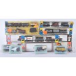 COLLECTION OF ASSORTED N GAUGE MODEL RAILWAY ROLLING STOCK