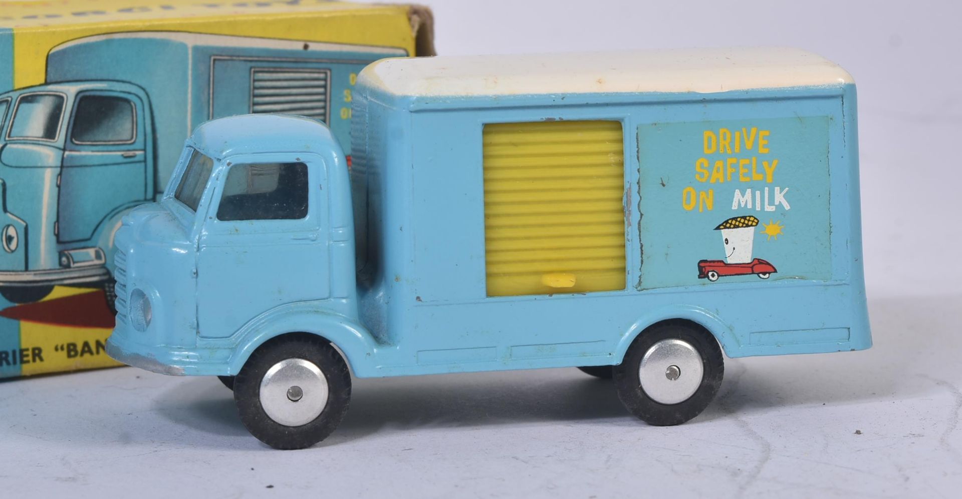 VINTAGE DINKY TOYS DIECAST MODEL 435 KARRIER BANTAM DAIRY PRODUCE VAN - Image 2 of 4