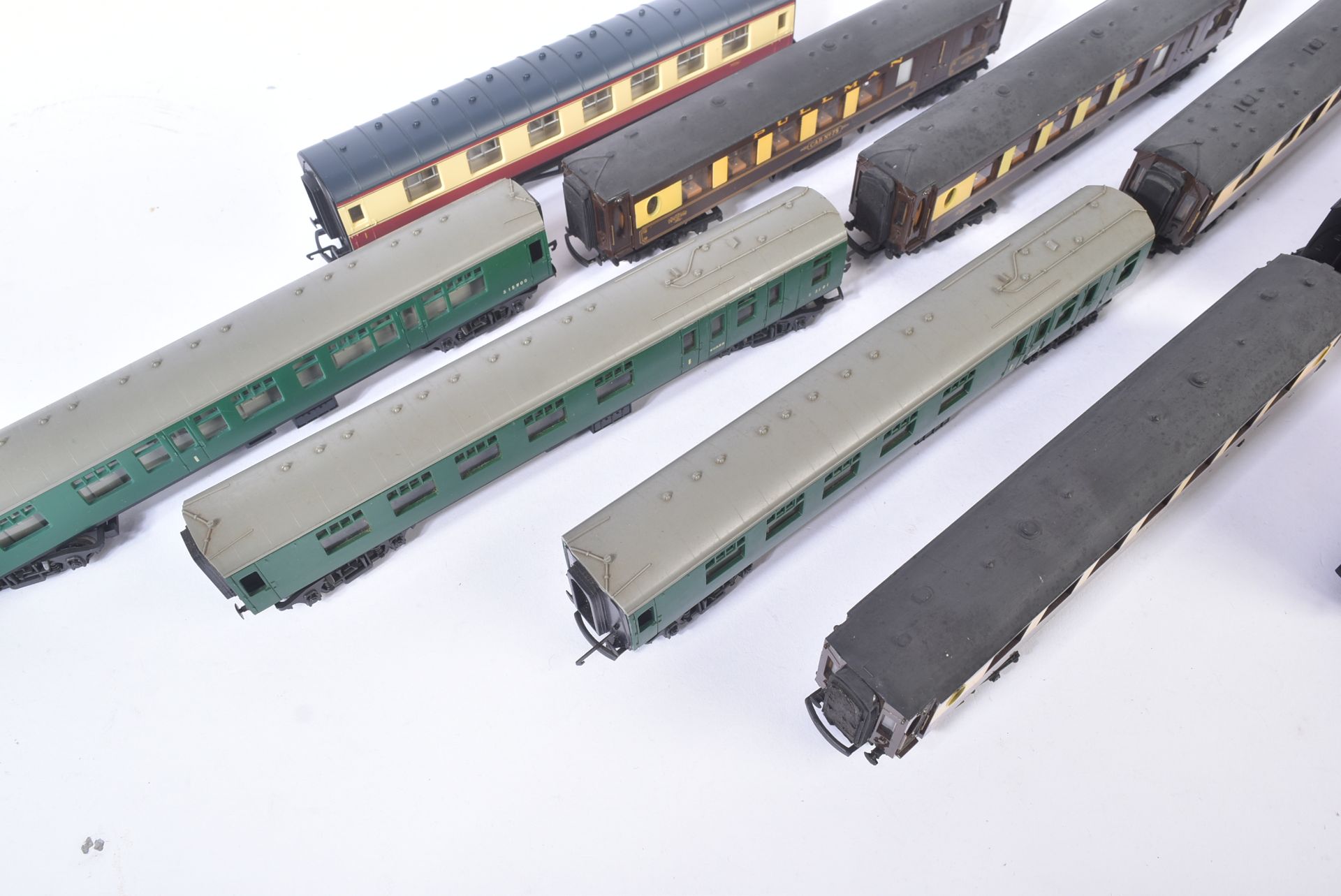 COLLECTION OF ASSORTED OO GAUGE MODEL RAILWAY CARRIAGES - Image 2 of 6