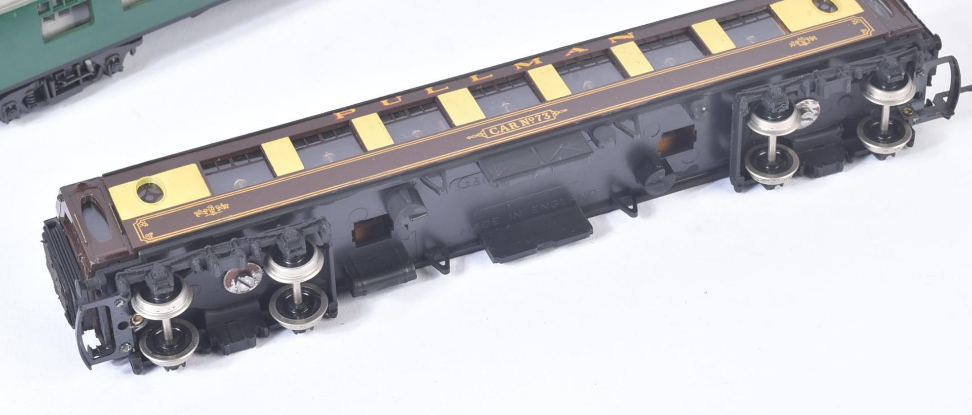COLLECTION OF ASSORTED OO GAUGE MODEL RAILWAY CARRIAGES - Image 6 of 6