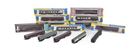 COLLECTION OF VINTAGE N GAUGE MODEL RAILWAY TRAINSET CARRIAGES