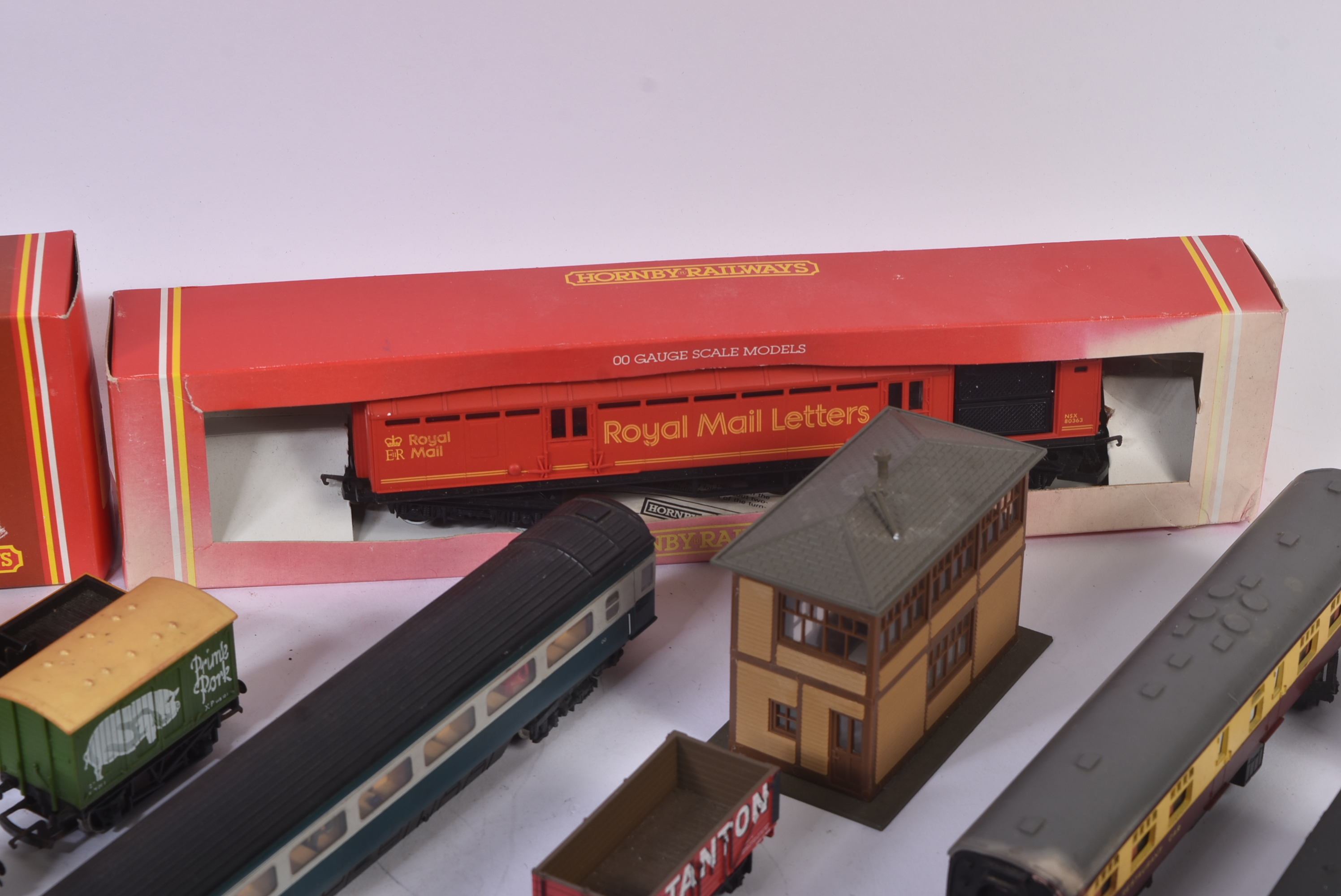 COLLECTION OF ASSORTED OO GAUGE MODEL RAILWAY ROLLING STOCK - Image 5 of 8