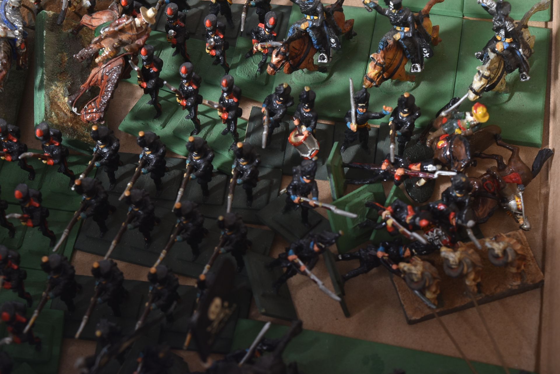 LARGE COLLECTION OF HAND PAINTED LEAD TOY SOLDIERS - Image 4 of 6