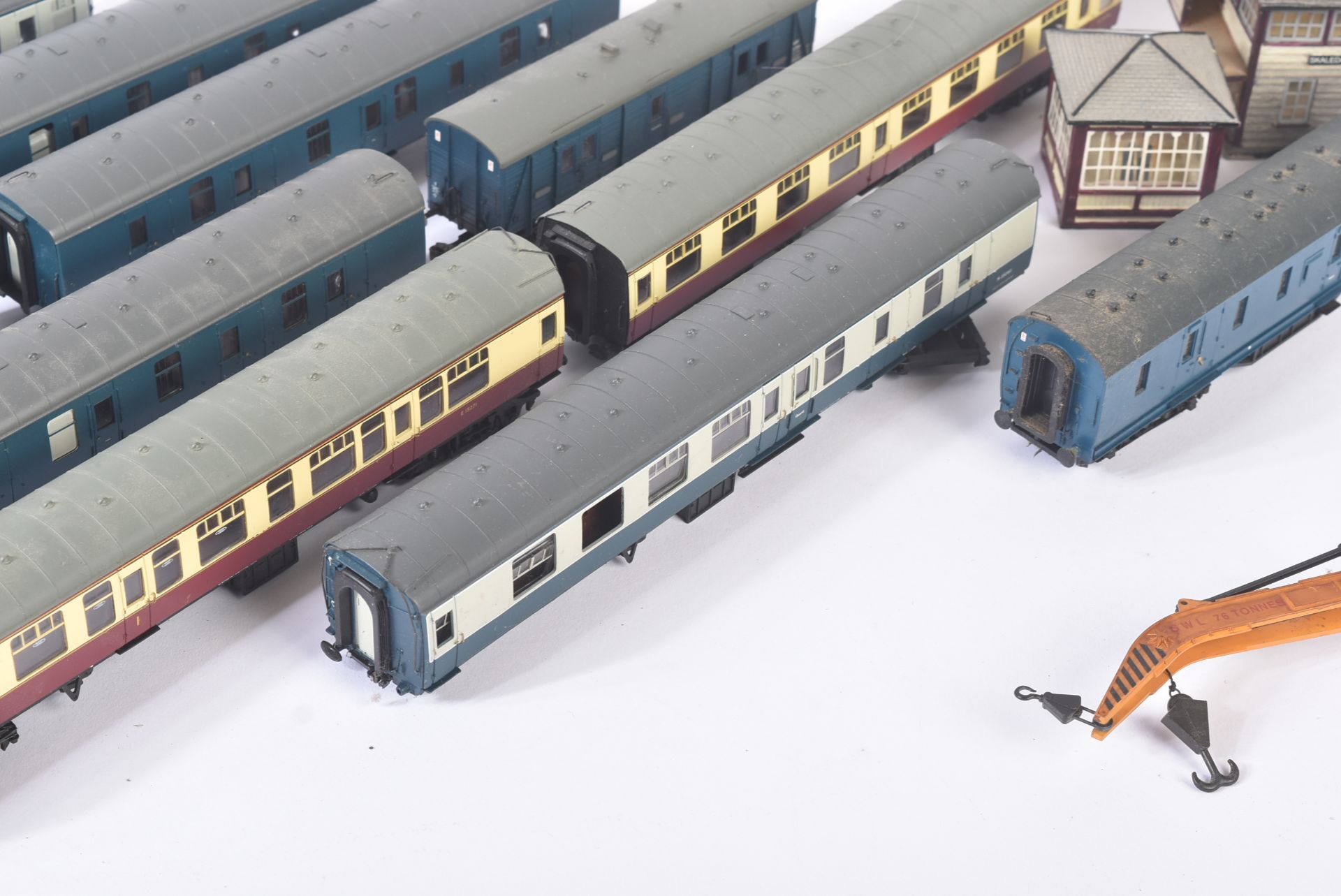 COLLECTION OF ASSORTED OO GAUGE MODEL RAILWAY COACHES - Image 4 of 8