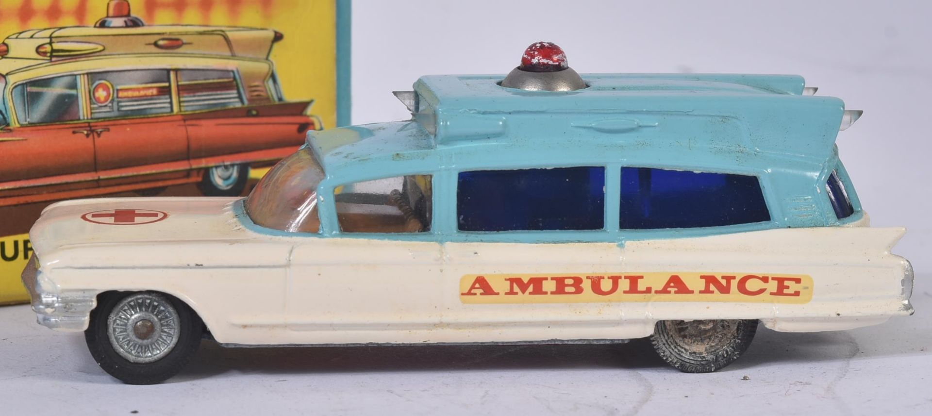 VINTAGE CORGI TOYS DIECAST MODEL 437 - SUPERIOR AMBULANCE - Image 2 of 4