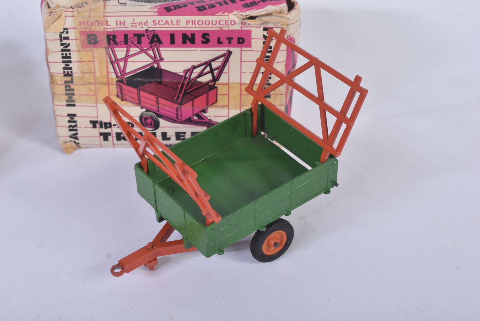 TWO VINTAGE BRITAINS MADE DIECAST MODEL TRACTOR & TRAILER - Bild 5 aus 6