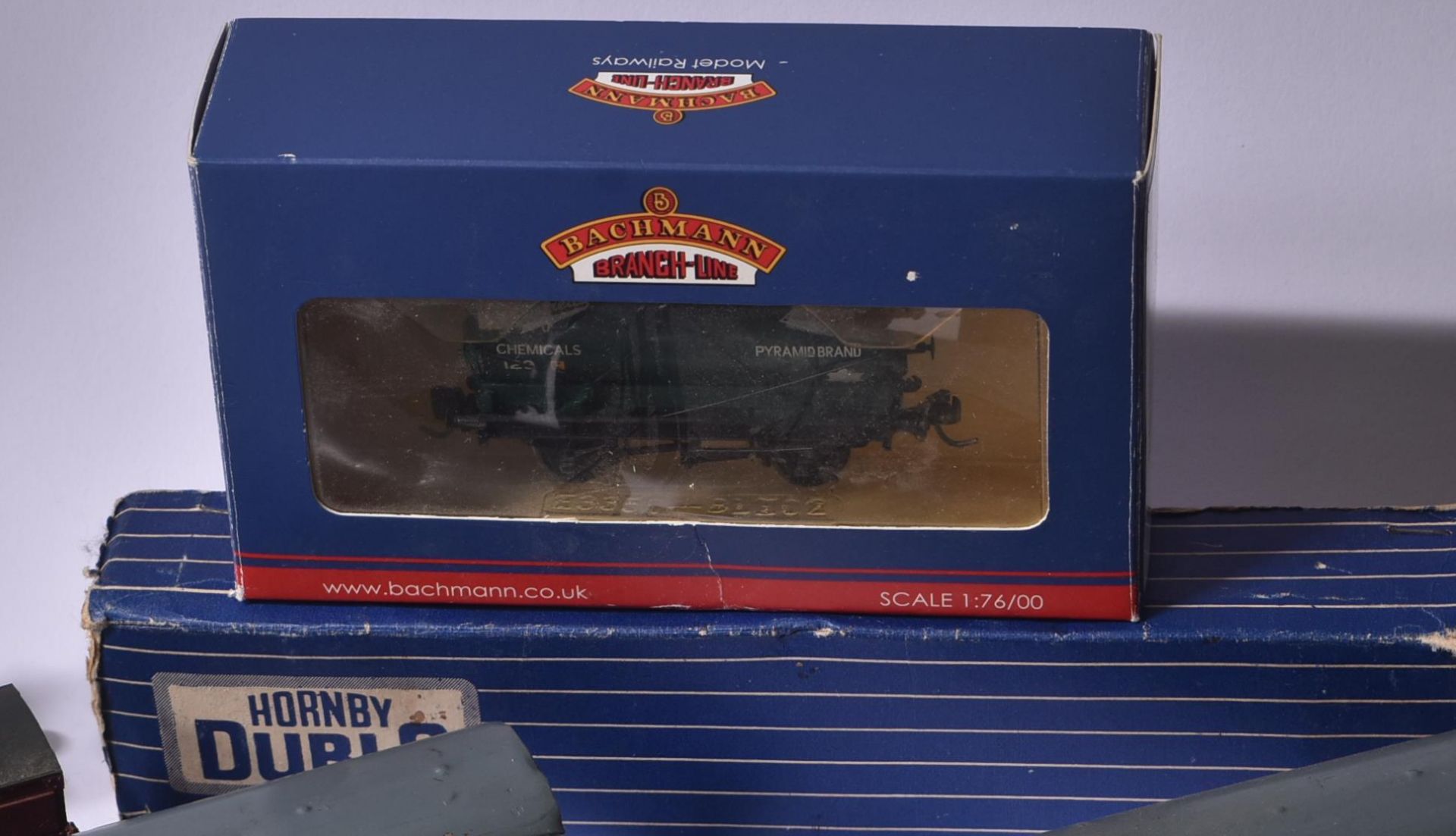 COLLECTION OF ASSORTED OO GAUGE MODEL RAILWAY ROLLING STOCK & TRACKSIDE FIGURES - Image 6 of 12