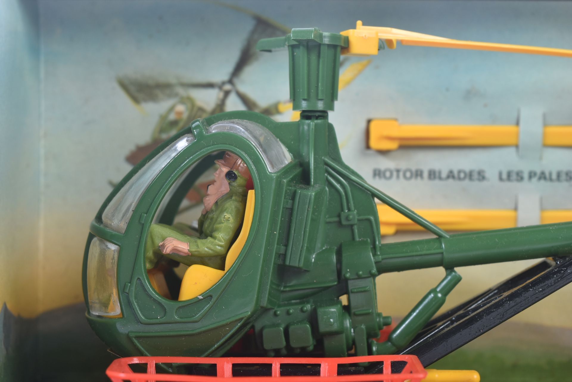 VINTAGE BRITAINS 1/32 SCALE DIECAST HUGHES 300C RESCUE HELICOPTER - Image 2 of 4
