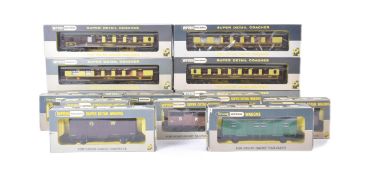 COLLECTION OF WRENN RAILWAYS OO GAUGE ROLLING STOCK / CARRIAGES