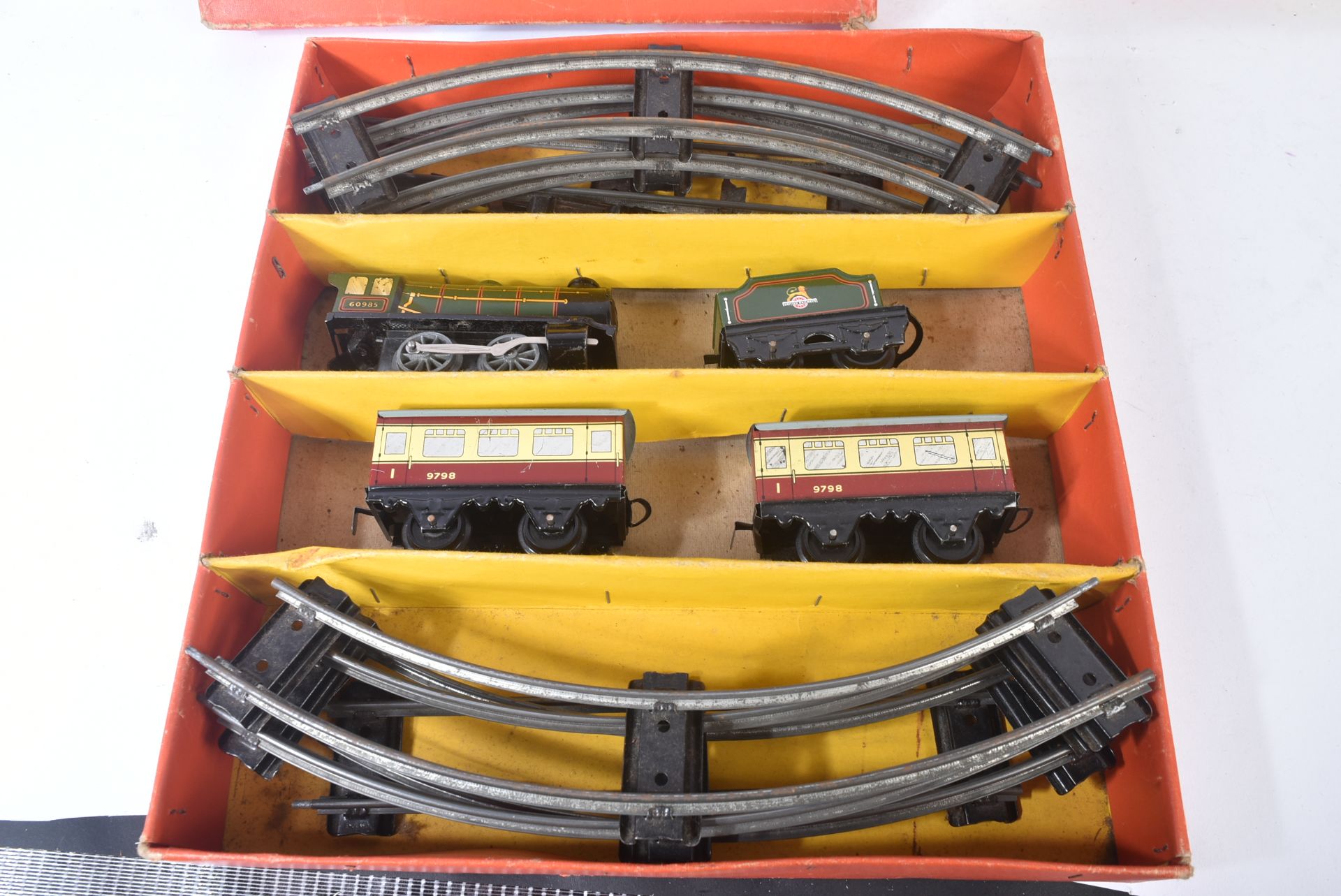 TWO VINTAGE HORNBY O GAUGE CLOCKWORK TRAINSETS - Image 2 of 3