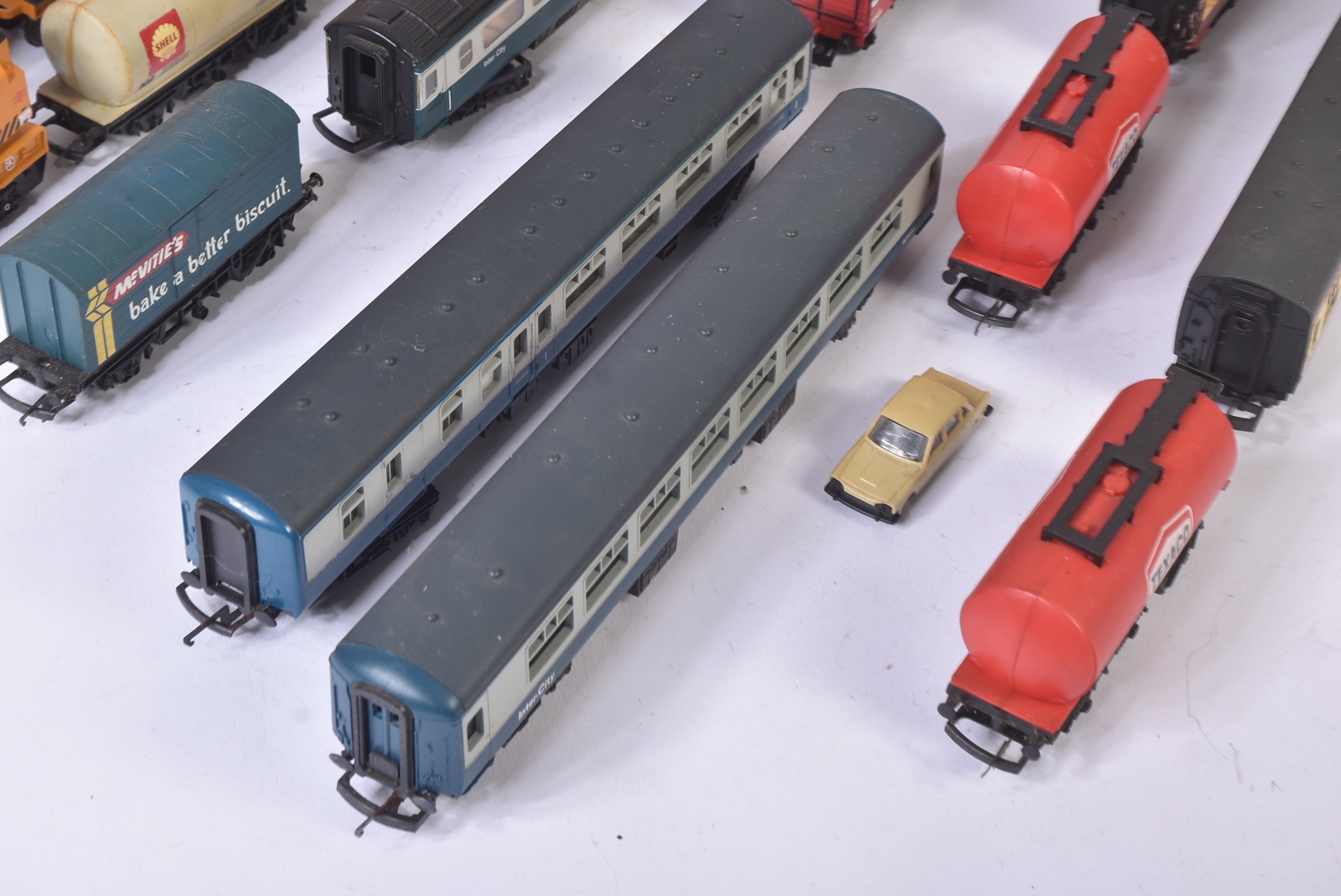 COLLECTION OF ASSORTED OO GAUGE MODEL RAILWAY ROLLING STOCK - Image 3 of 8