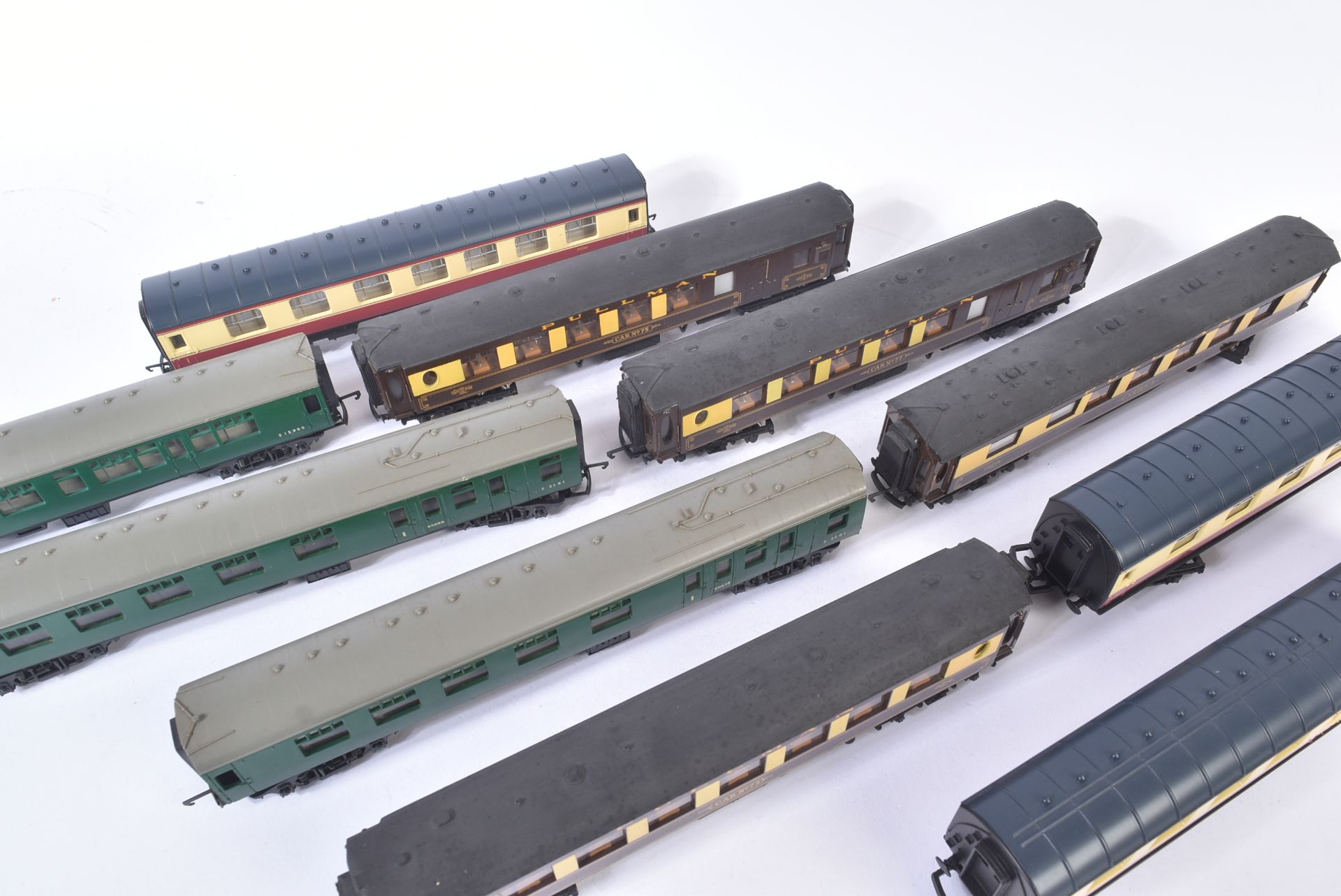 COLLECTION OF ASSORTED OO GAUGE MODEL RAILWAY CARRIAGES - Image 4 of 6