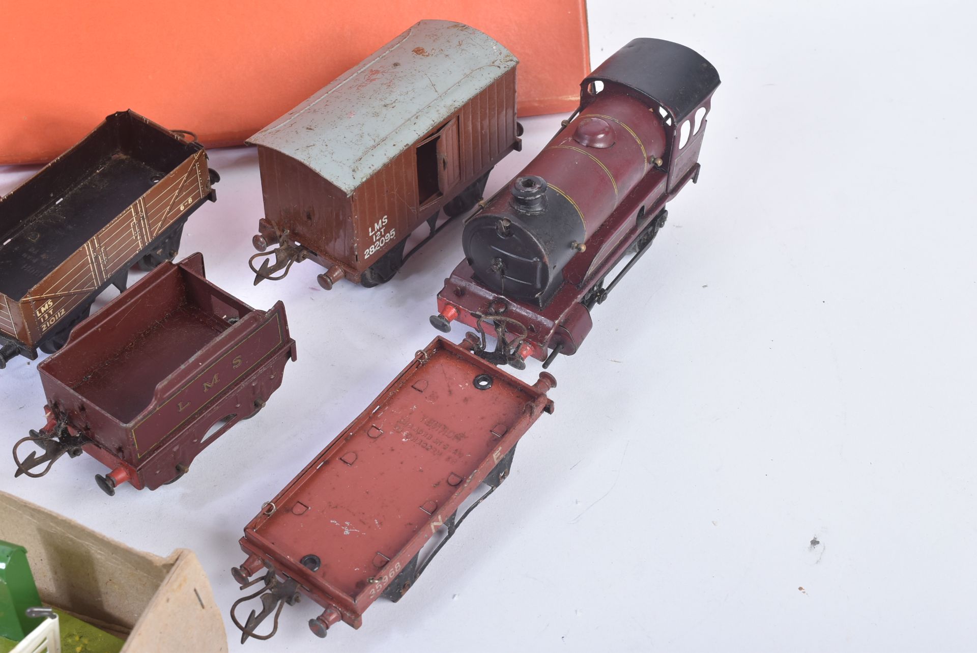 COLLECTION OF VINTAGE HORNBY O GAUGE CLOCKWORK RAILWAY - Image 7 of 8