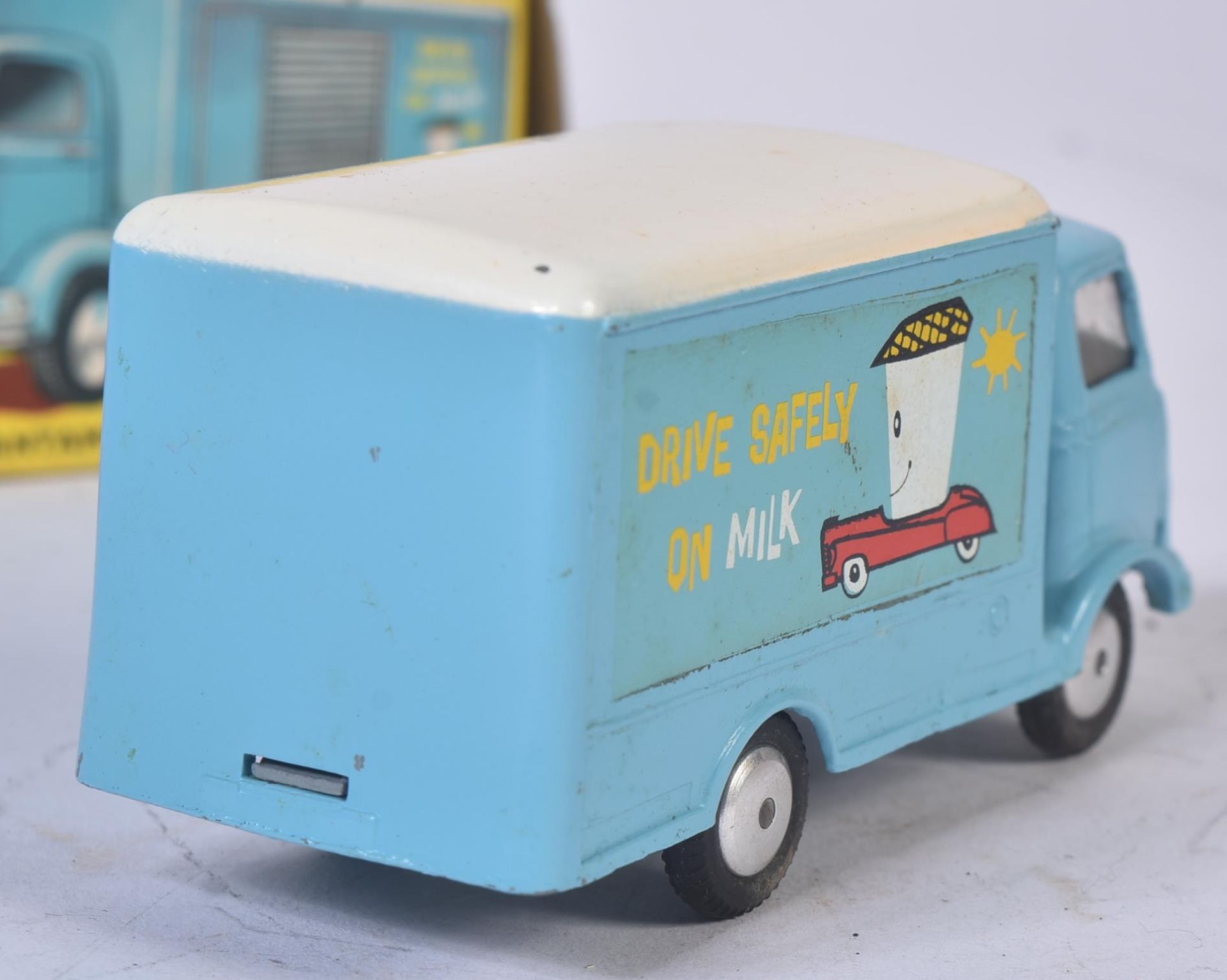 VINTAGE DINKY TOYS DIECAST MODEL 435 KARRIER BANTAM DAIRY PRODUCE VAN - Image 3 of 4