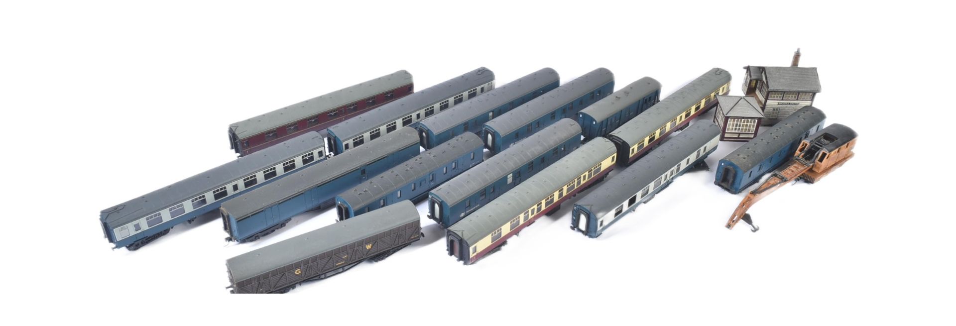 COLLECTION OF ASSORTED OO GAUGE MODEL RAILWAY COACHES