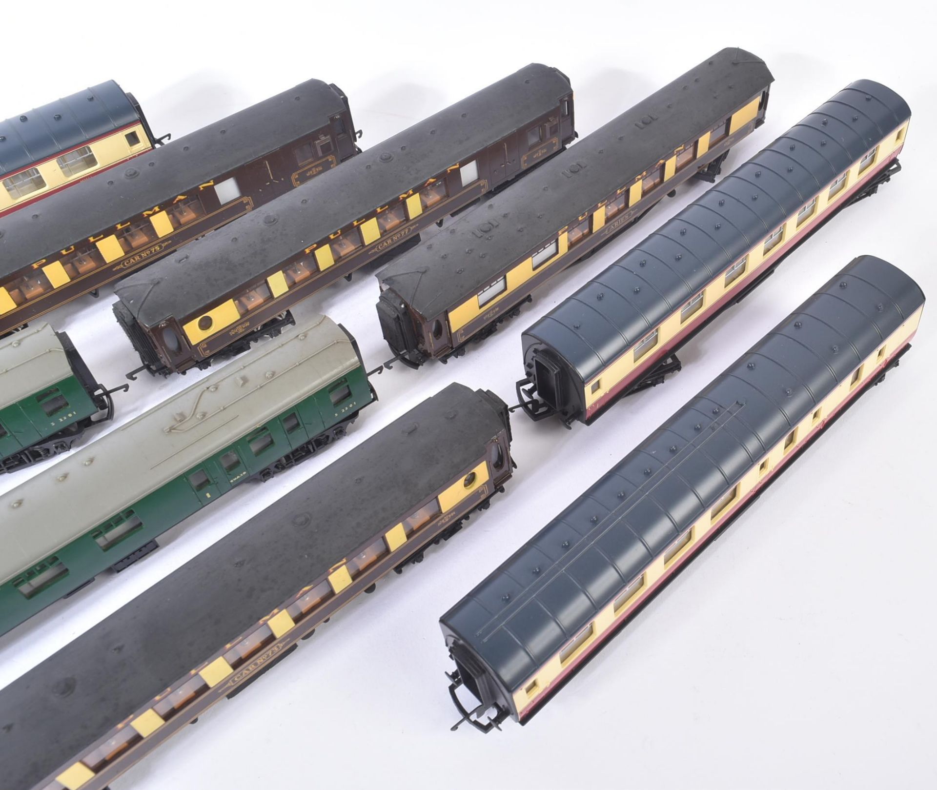 COLLECTION OF ASSORTED OO GAUGE MODEL RAILWAY CARRIAGES - Image 3 of 6