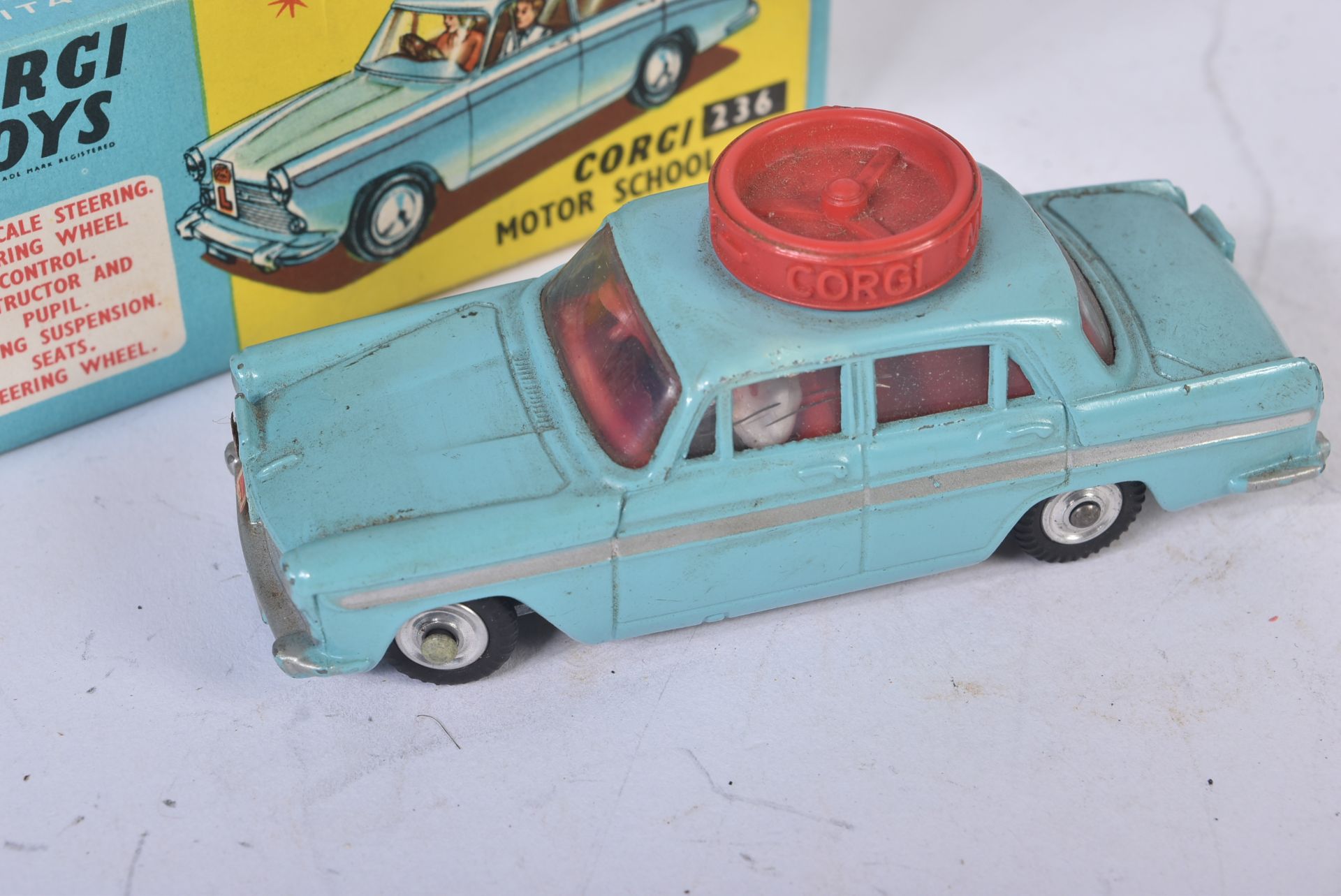 VINTAGE CORGI TOYS DIECAST MODEL 236 AUSTIN A60 DE LUXE SALOON - Image 2 of 4