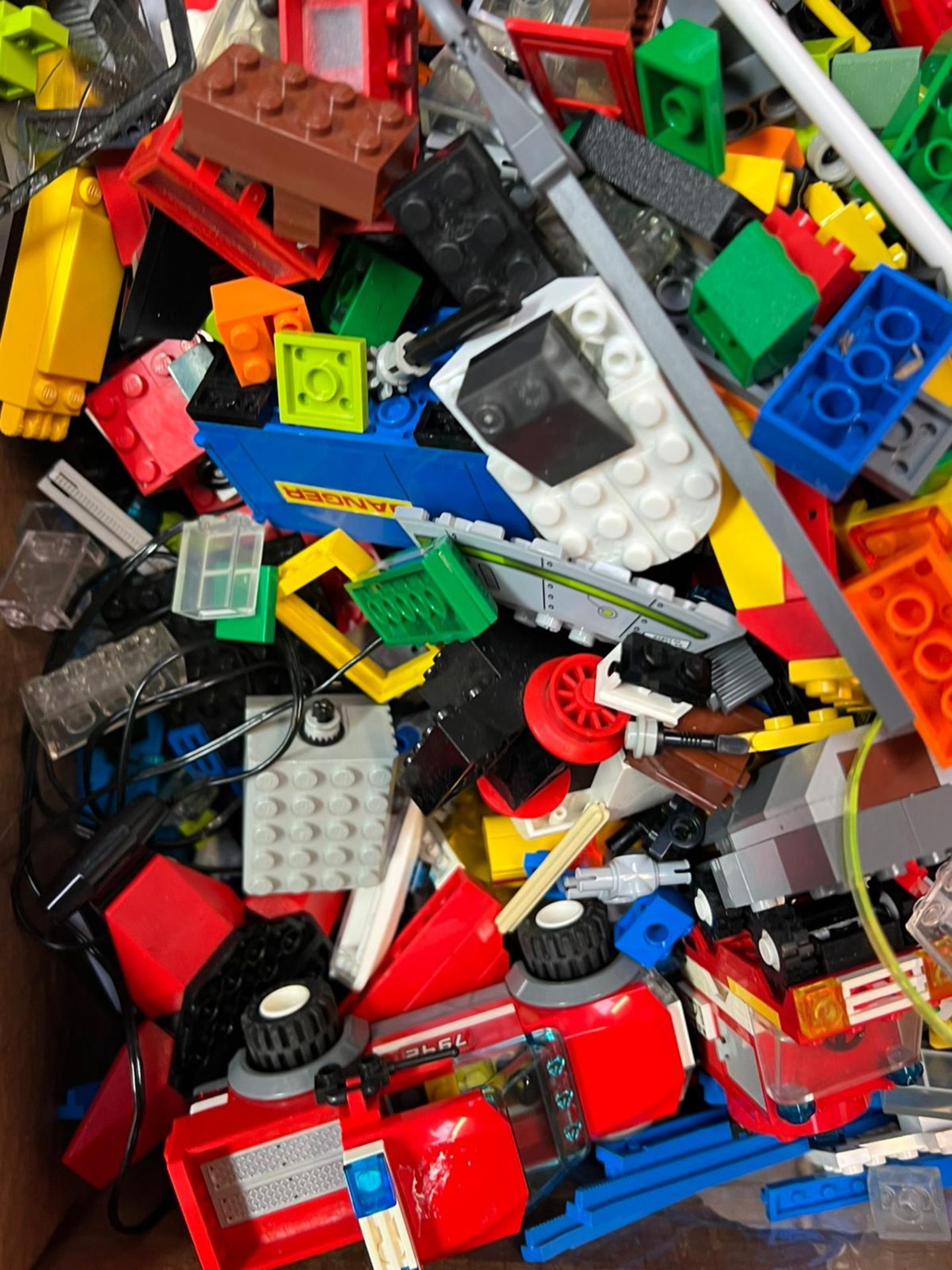 TWO BOXES OF ASSORTED LOOSE LEGO BRICKS - Image 6 of 6