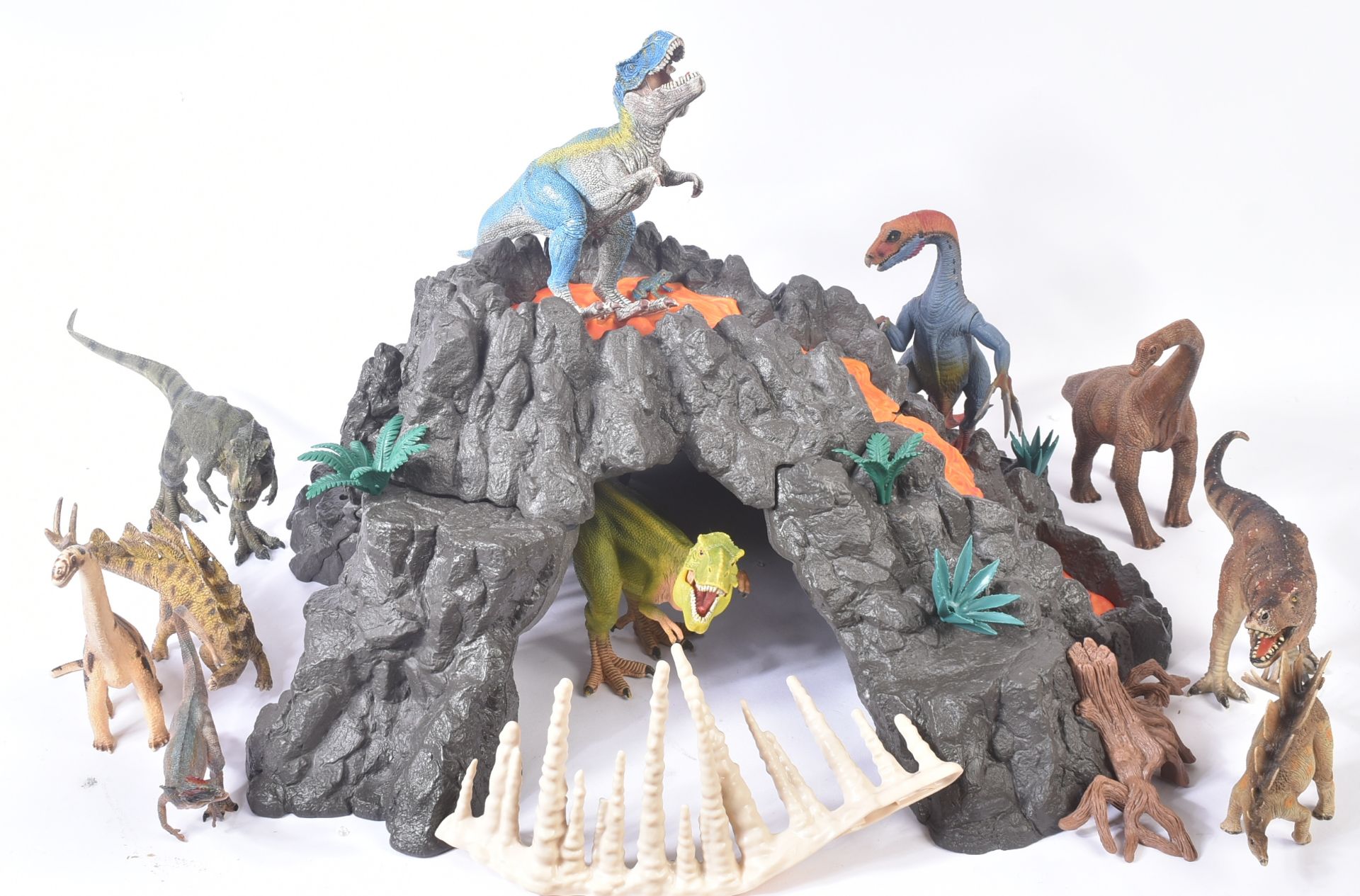SCHLEICH VOLCANO PLAYSET WITH DINOSAURS - Image 2 of 10