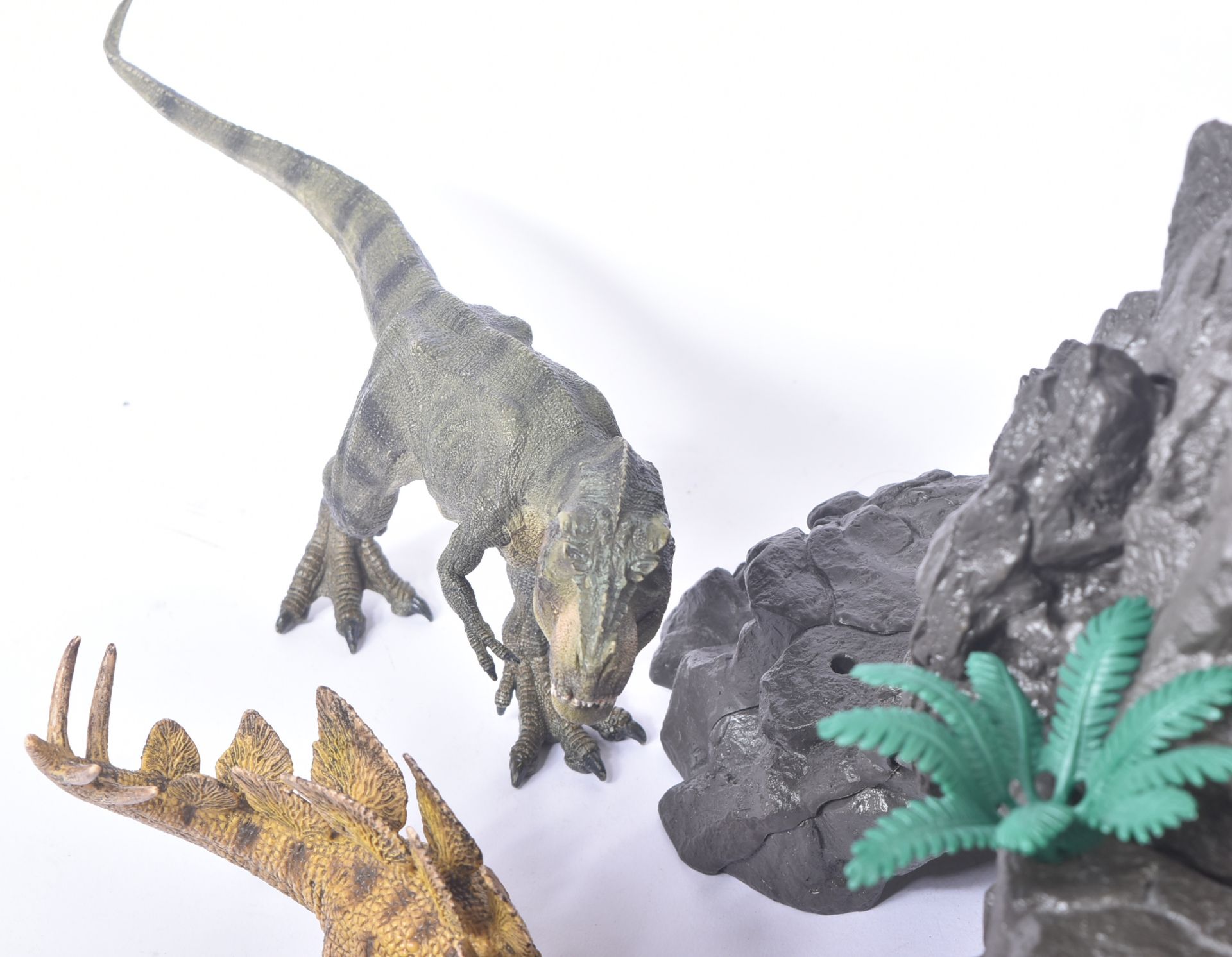 SCHLEICH VOLCANO PLAYSET WITH DINOSAURS - Image 8 of 10