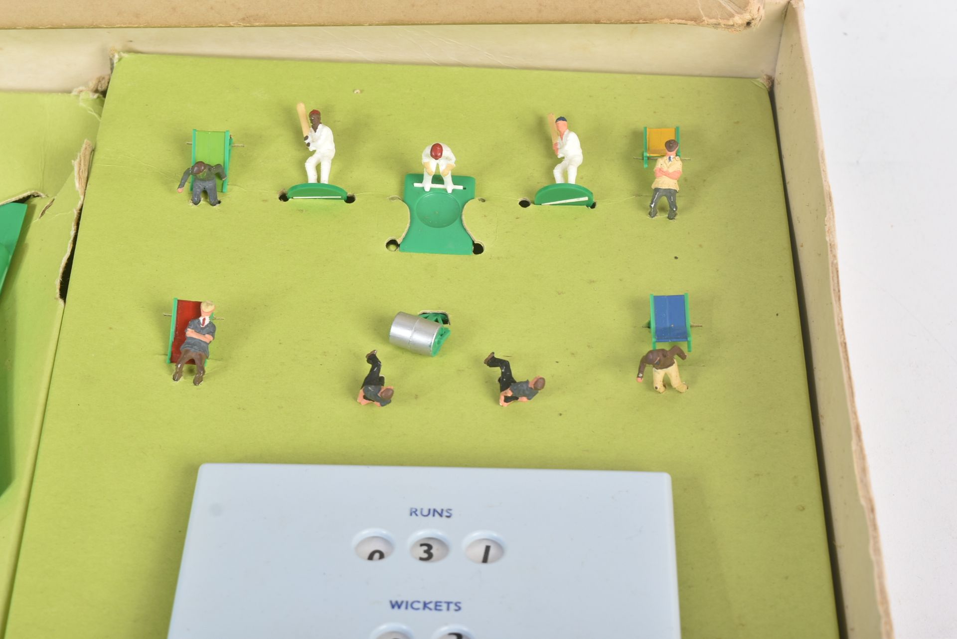 COLLECTION OF VINTAGE SUBBUTEO (AND OTHER) TABLE TOP CRICKET GAMES - Bild 10 aus 12