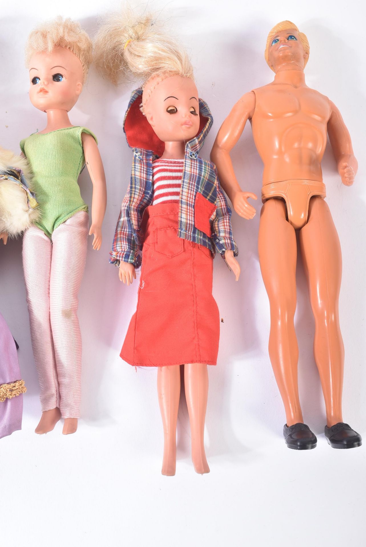 COLLECTION OF VINTAGE SINDY DOLLS ALONG WITH A KEN DOLL - Image 4 of 9