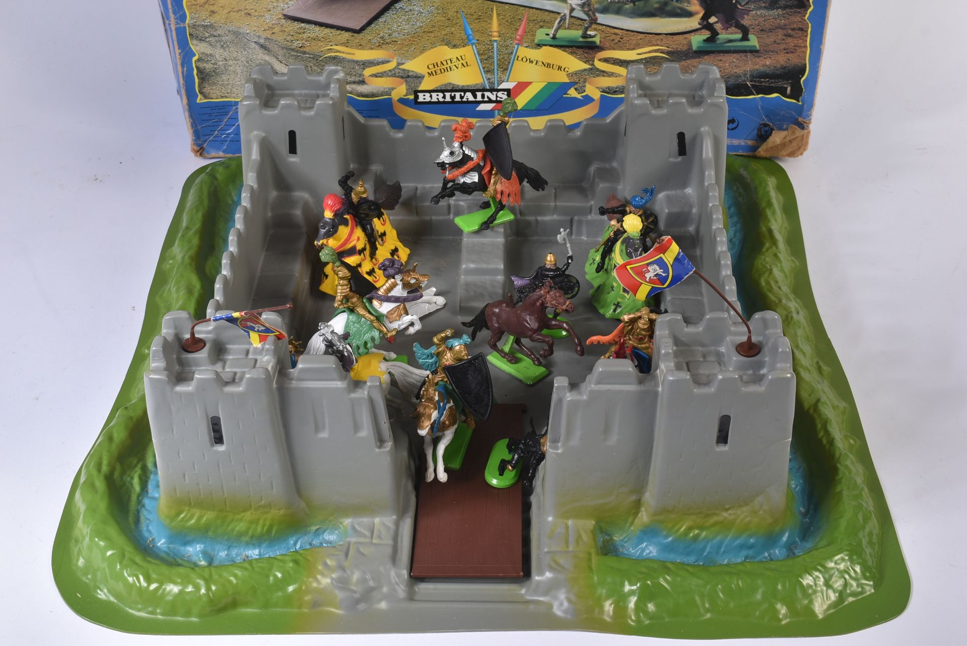 VINTAGE BRITAINS KNIGHTS OF THE SWORD LION CASTLE PLAYSET - Image 2 of 7