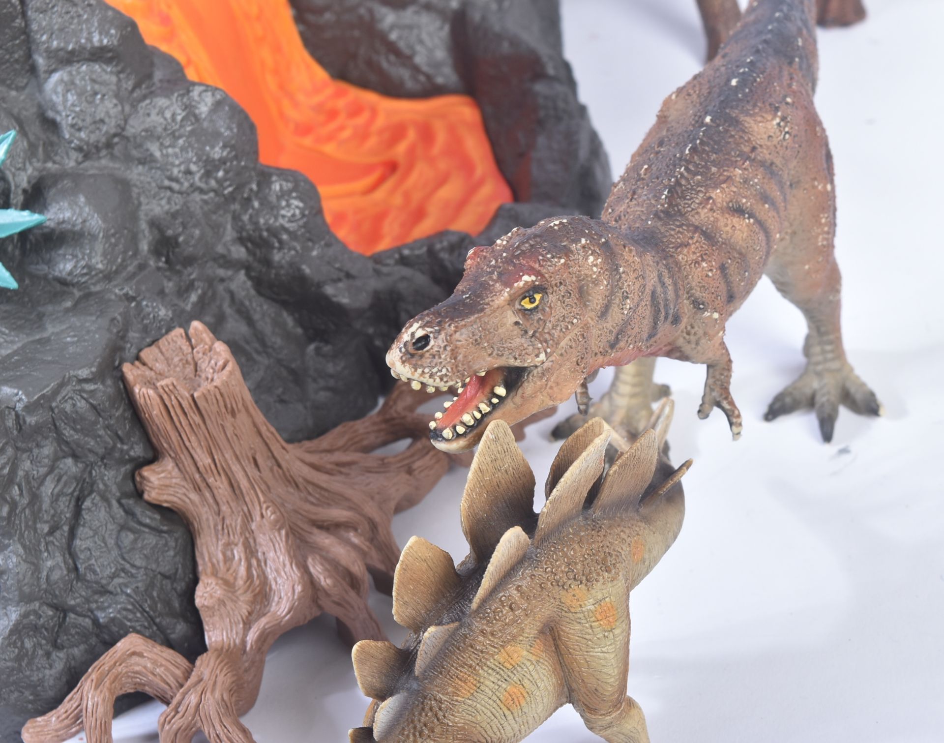 SCHLEICH VOLCANO PLAYSET WITH DINOSAURS - Image 4 of 10