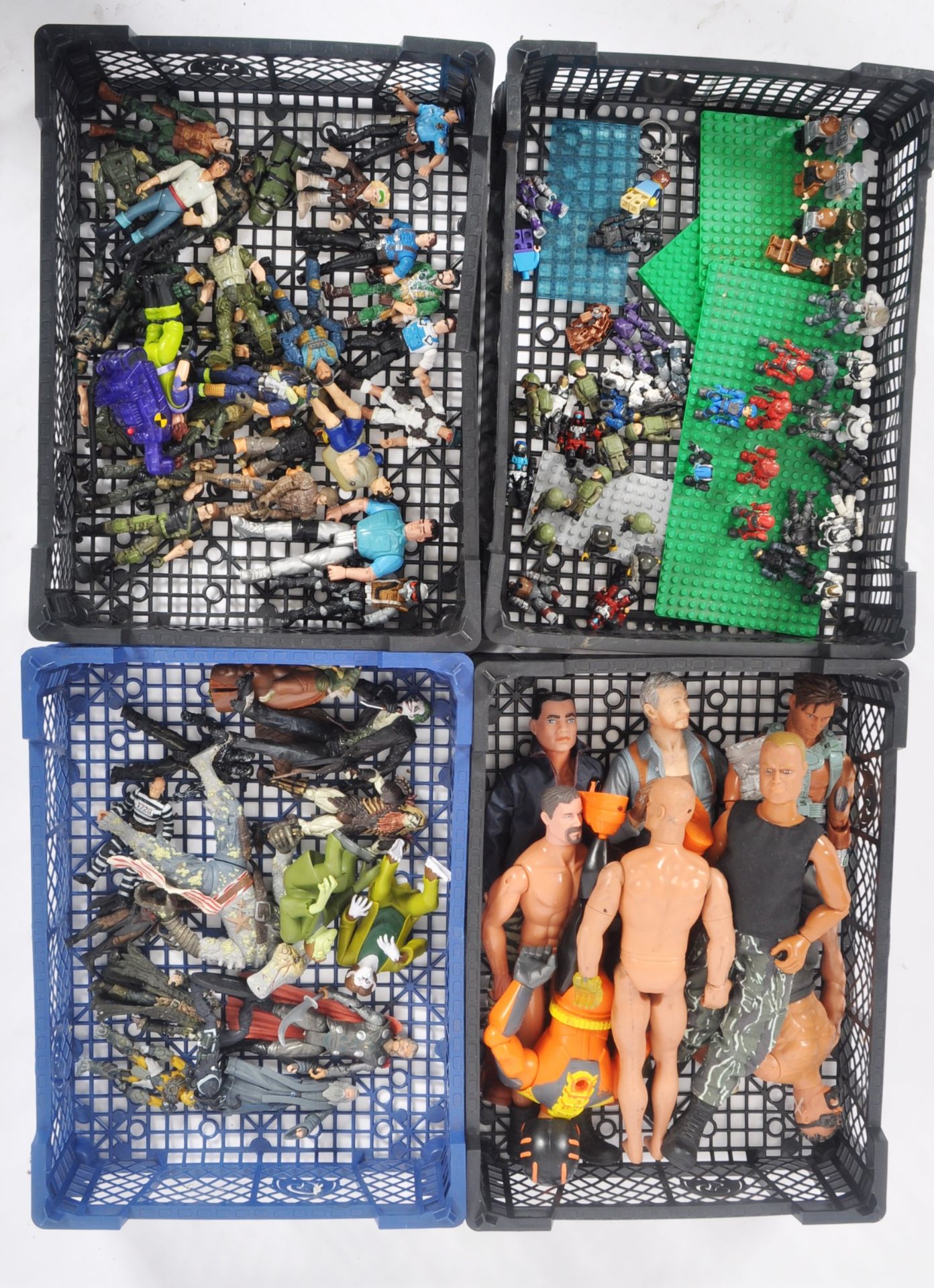 LARGE COLLECTION OF VINTAGE ACTION FIGURES & COLLECTIBLES - Image 5 of 5