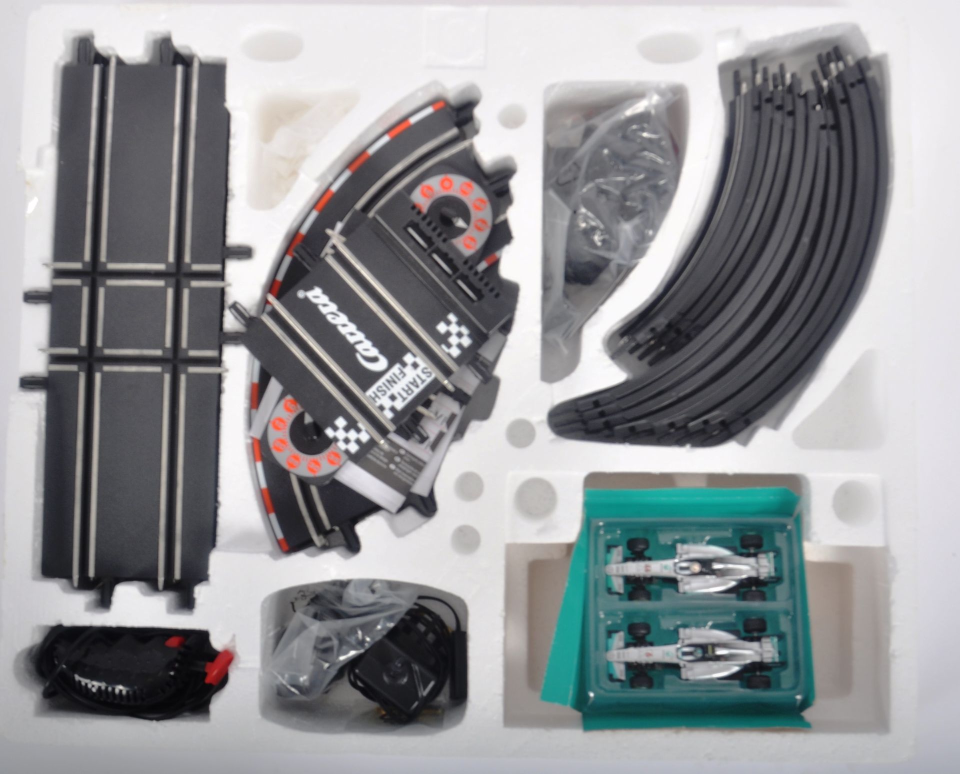 COLLECTION OF SCALXTRIC & CARRERA SLOT CAR RACING SETS - Bild 7 aus 7