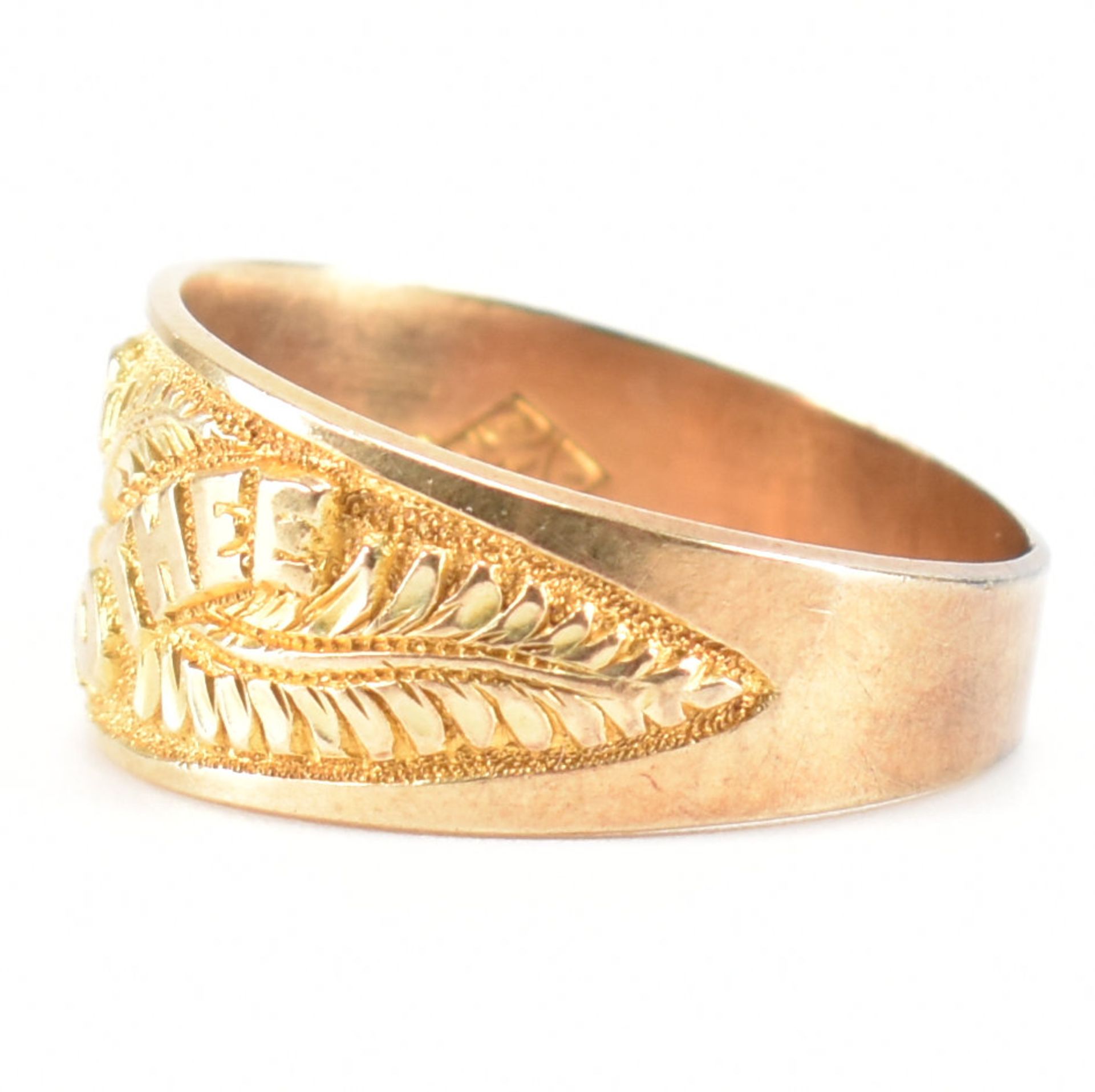 HALLMARKED VICTORIAN 9CT GOLD ETCHED BAND RING - Image 2 of 8