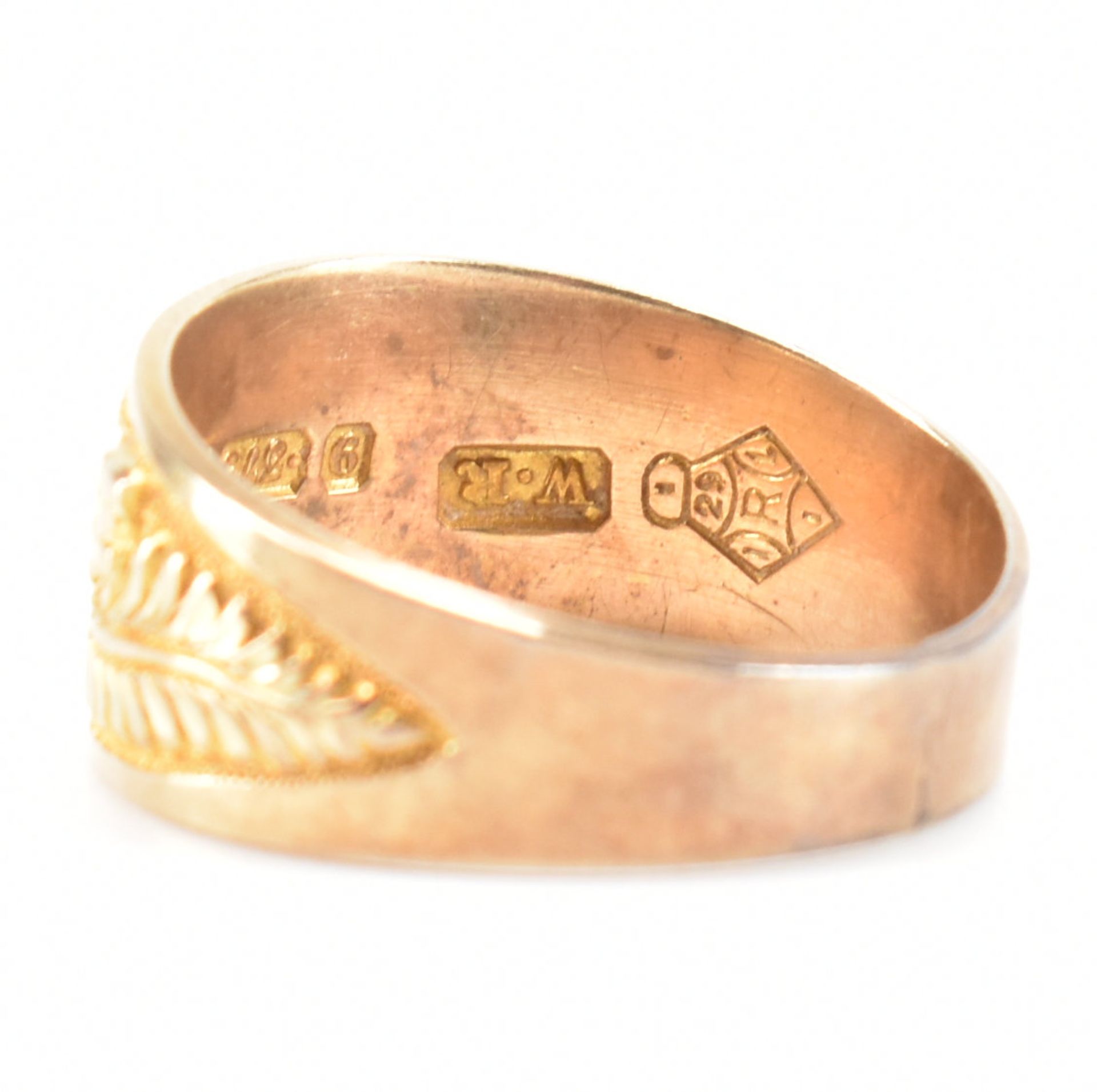 HALLMARKED VICTORIAN 9CT GOLD ETCHED BAND RING - Image 5 of 8